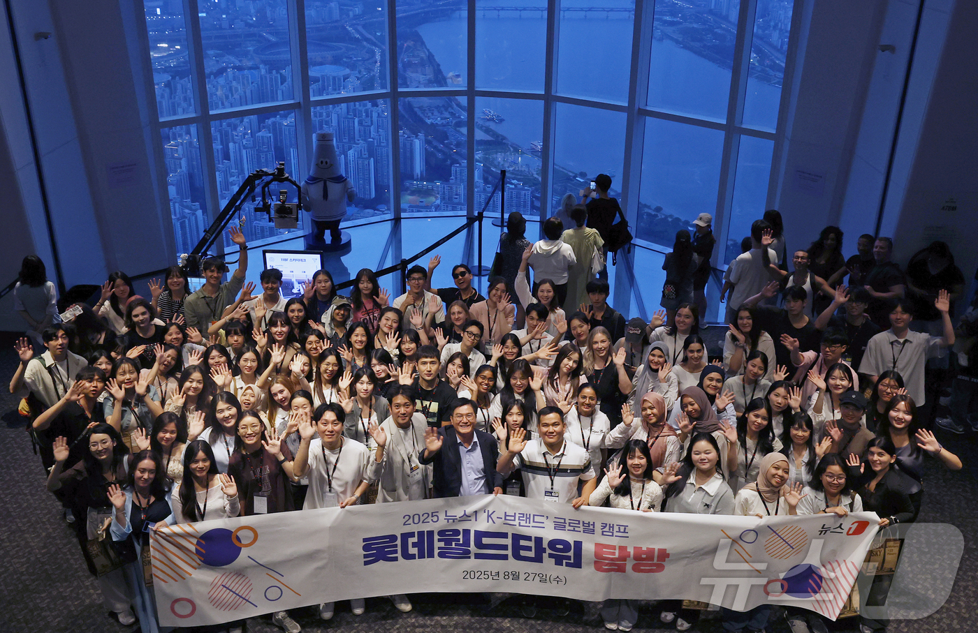 (서울=뉴스1) 오대일 기자 = 27일 오후 서울 송파구 롯데월드타워 전망대 서울스카이에서 열린 2025 뉴스1 'K-브랜드' 글로벌 캠프 롯데월드타워 탐방 행사에서 채원배 뉴스1 …