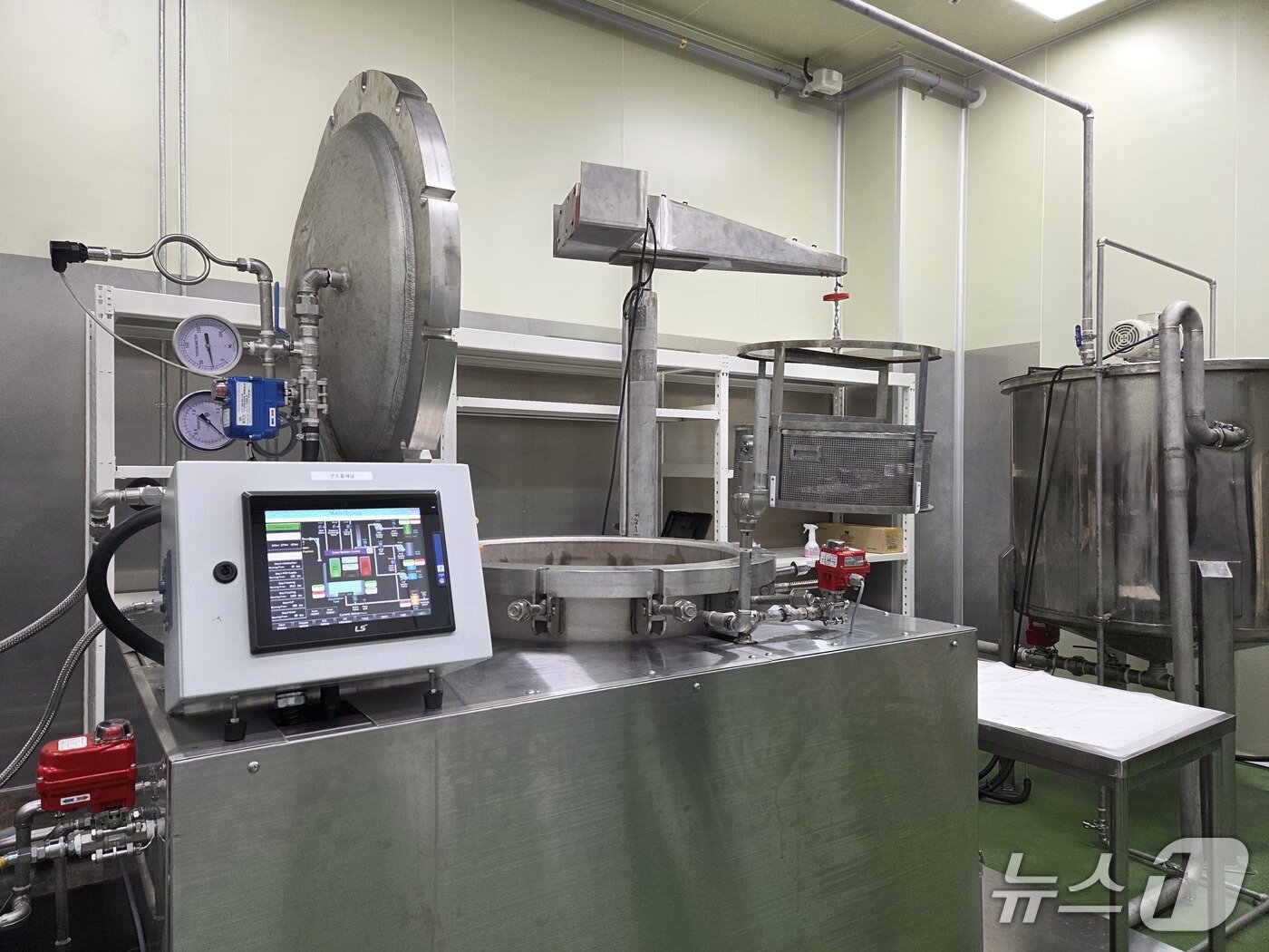 본문 이미지 - 네오메이션은 모니터에 설치된 버튼만 누르면 수분해장치가 가동되도록 만들었다.  사진은 버튼을 누르자 크레인이 사체가 든 챔버를 이동시키는 모습 ⓒ 뉴스1 한송아 기자