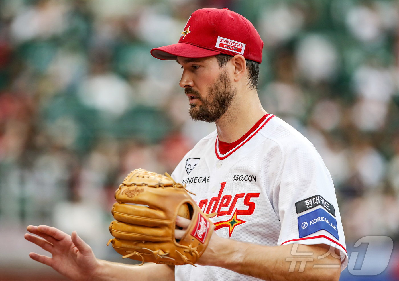 (서울=뉴스1) = SSG 랜더스 외국인 투수 드류 앤더슨(31)이 KBO리그 역대 최소 이닝 200탈삼진을 달성했다.앤더슨은 27일 인천SSG랜더스필드에서 열린 2025 신한 S …