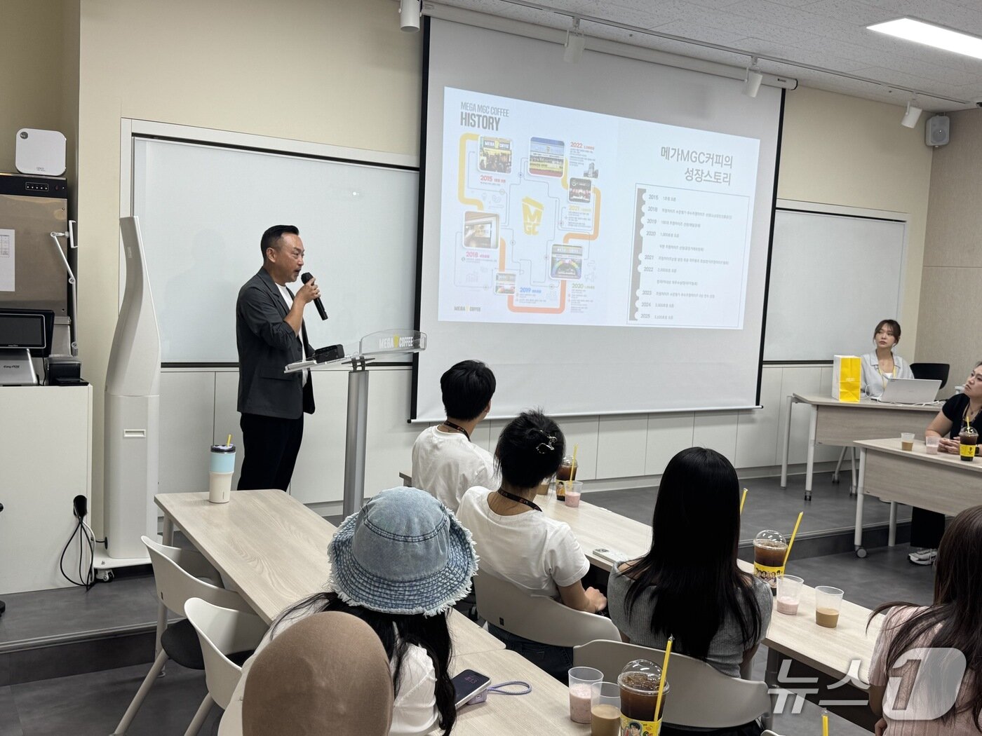 본문 이미지 - 27일 뉴스1이 외국인을 대상으로 개최한 &#39;K-브랜드 글로벌 캠프&#39;에 서 서울 강남구에 위치한 앤하우스 본사를 방문했다. 외국인 청년들을 대상으로 백인근 메가MGC커피 해외사업부문장이 발표를 진행했다./뉴스1 ⓒ News1 이강 기자