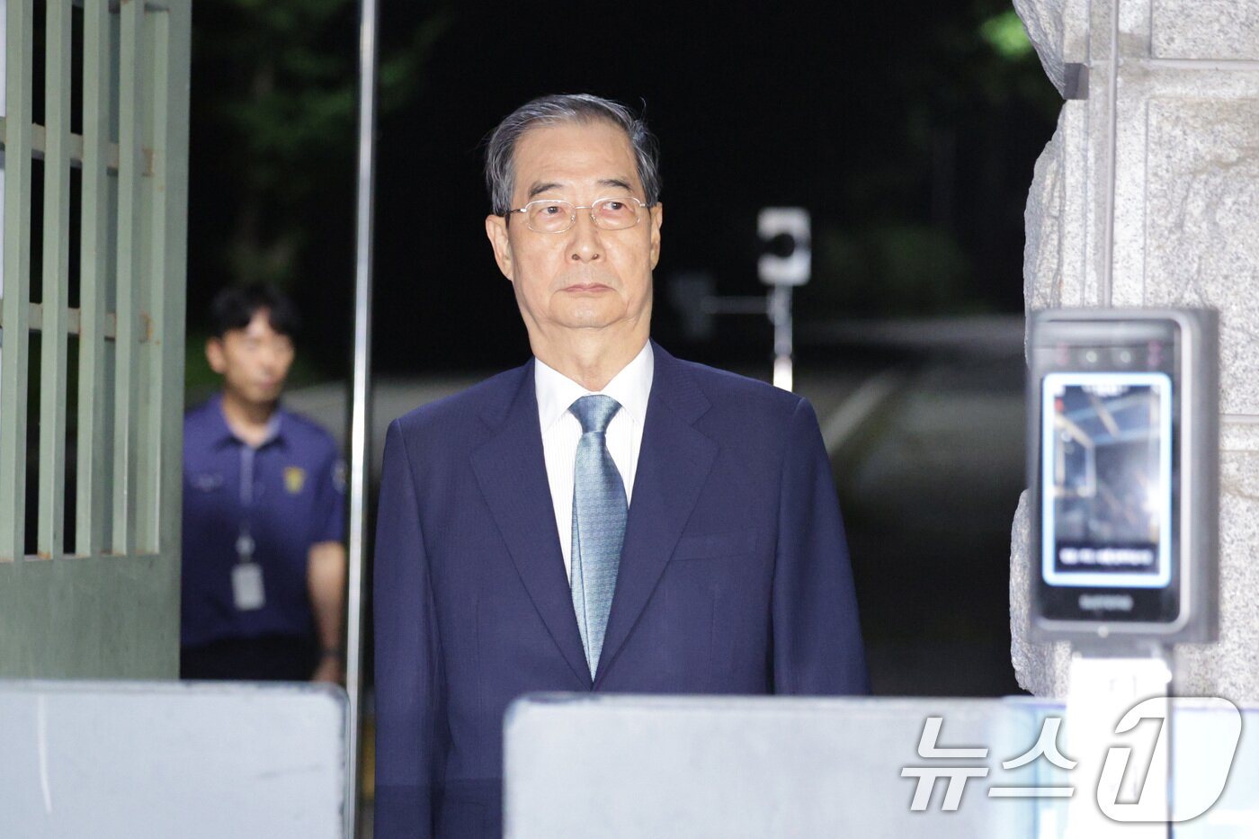 본문 이미지 - 한덕수 전 국무총리가 지난 8월 27일 오후 구속영장이 기각된 후 경기 의왕시 서울구치소를 나서고 있다./뉴스1 ⓒ News1 신웅수 기자