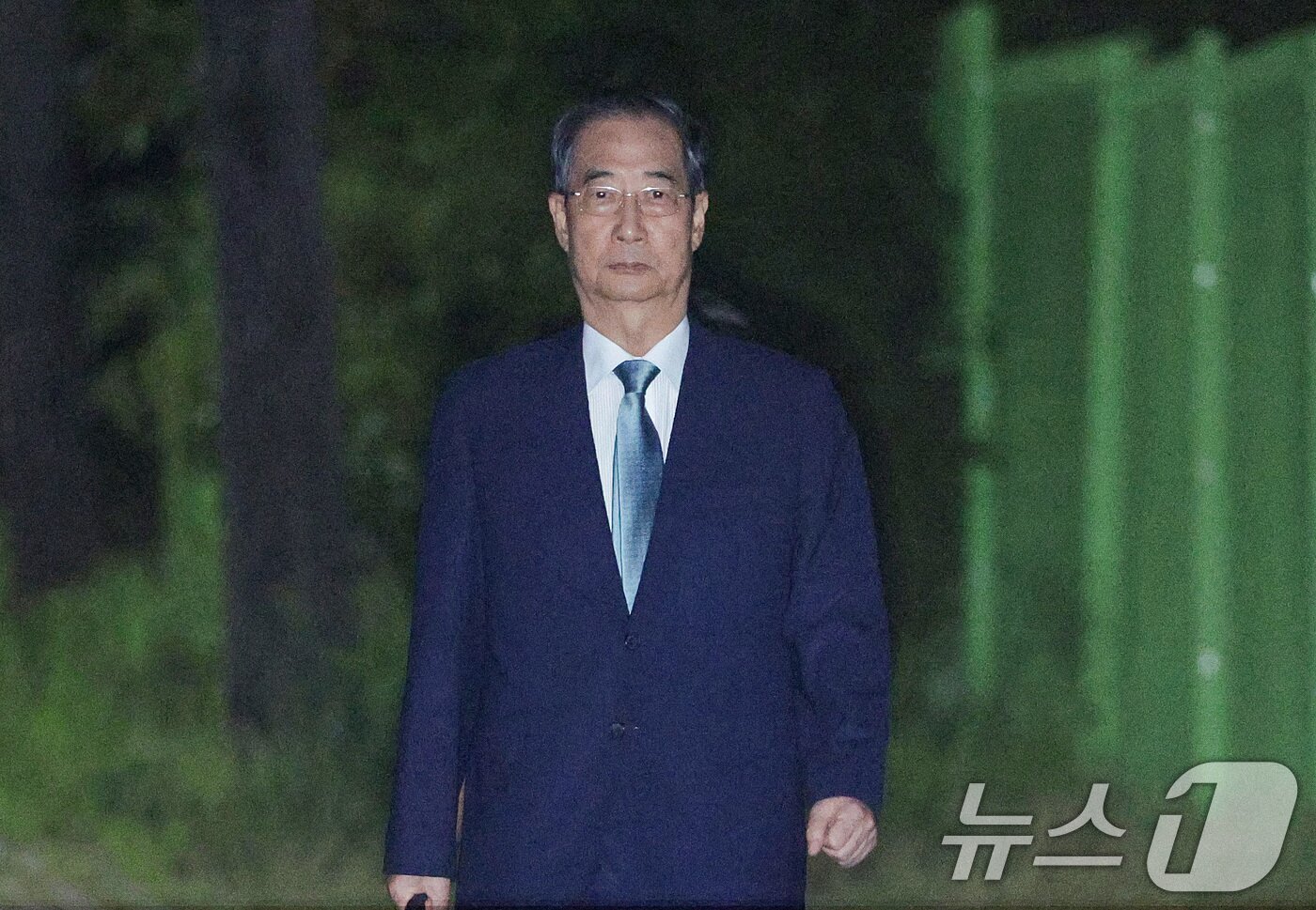 본문 이미지 - 12·3 비상계엄 과정에서 윤석열 전 대통령의 내란 행위를 방조한 혐의를 받는 한덕수 전 국무총리가 27일 오후 구속영장이 기각된 후 경기 의왕시 서울구치소를 나서고 있다. 2025.8.27/뉴스1 ⓒ News1 신웅수 기자