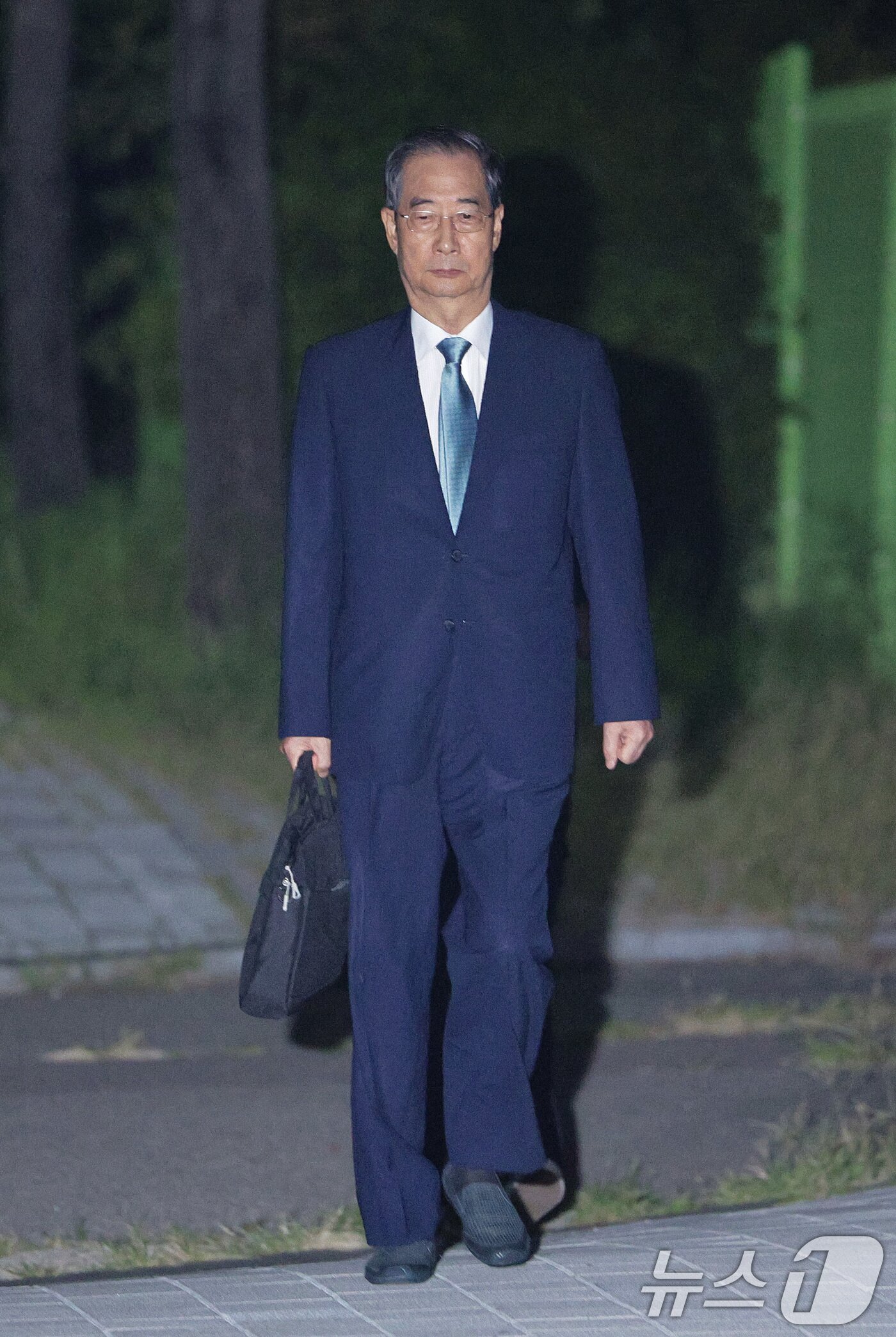 본문 이미지 - 12·3 비상계엄 과정에서 윤석열 전 대통령의 내란 행위를 방조한 혐의를 받는 한덕수 전 국무총리가 27일 오후 구속영장이 기각된 후 경기 의왕시 서울구치소를 나서고 있다. 2025.8.27/뉴스1 ⓒ News1 신웅수 기자