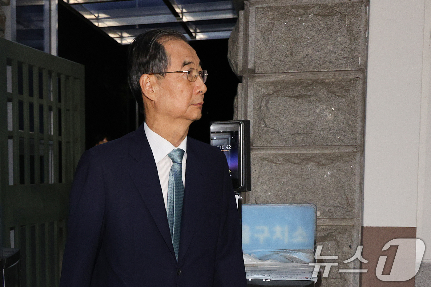 (의왕=뉴스1) 신웅수 기자 = 12·3 비상계엄 과정에서 윤석열 전 대통령의 내란 행위를 방조한 혐의를 받는 한덕수 전 국무총리가 27일 오후 구속영장이 기각된 후 경기 의왕시 …