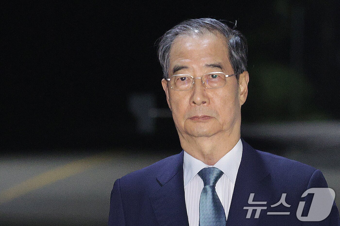 본문 이미지 - 12·3 비상계엄 과정에서 윤석열 전 대통령의 내란 행위를 방조한 혐의를 받는 한덕수 전 국무총리가 27일 오후 구속영장이 기각된 후 경기 의왕시 서울구치소를 나서고 있다. 2025.8.27/뉴스1 ⓒ News1 신웅수 기자