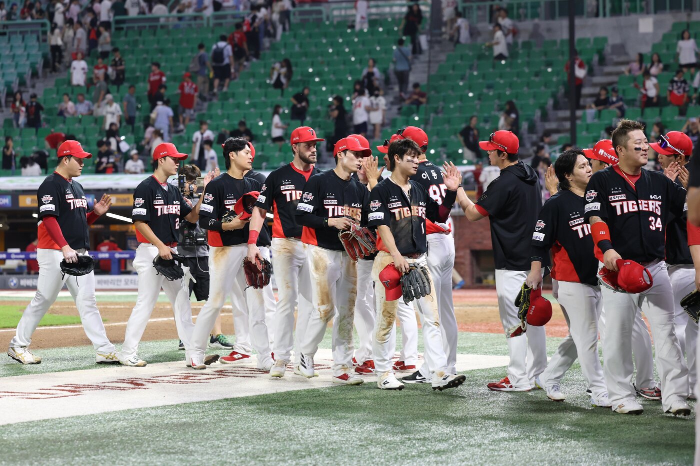 본문 이미지 - KIA 타이거즈 선수단이 27일 열린 KBO리그 인천 SSG 랜더스전에서 4-2로 승리한 뒤 기뻐하고 있다. (KIA 타이거즈 제공)