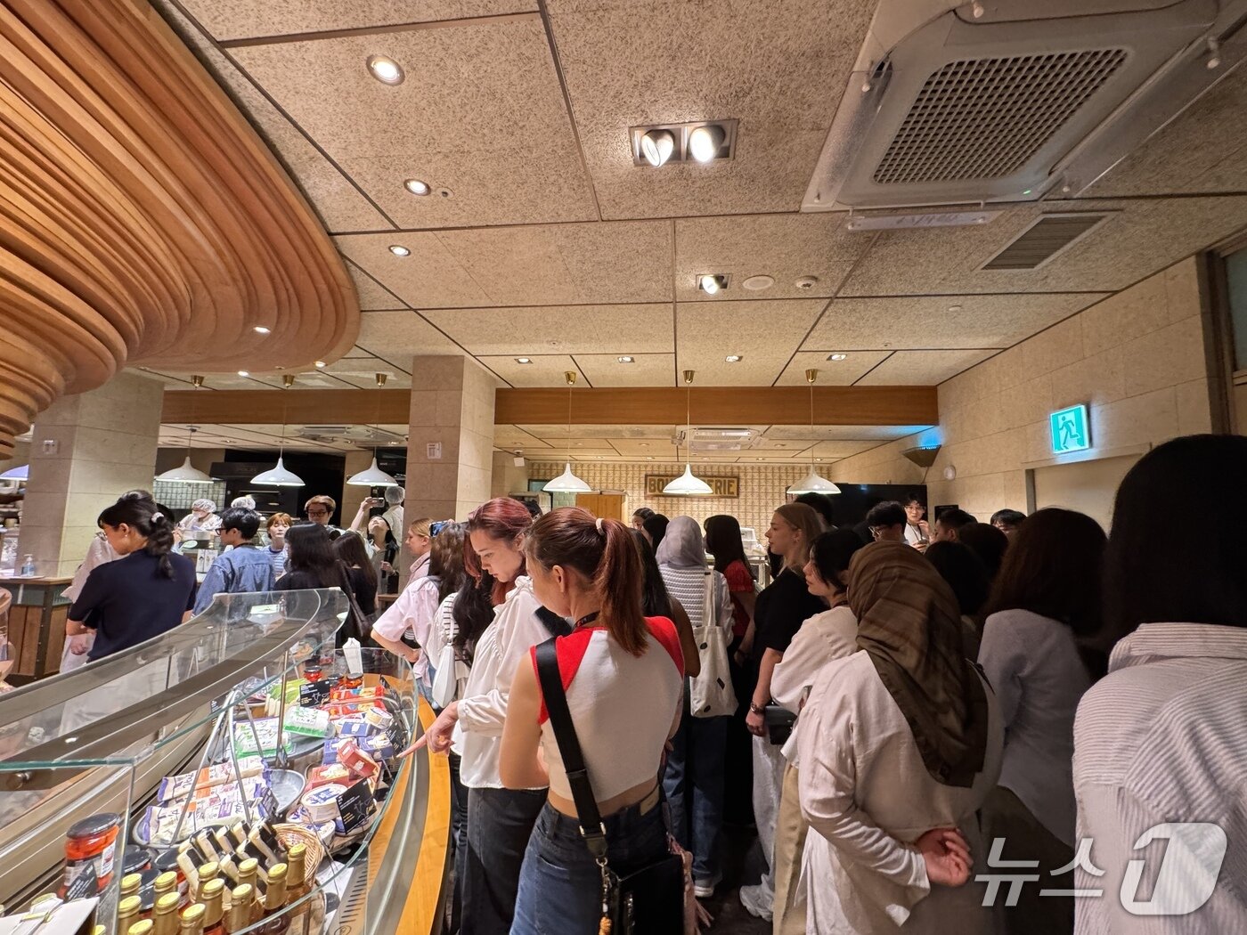 본문 이미지 - 뉴스1 &#39;K-브랜드 글로벌 캠프&#39;의 외국인 참가자들이 서울 용산구 한남동에 위치한 SPC그룹의 하이엔드 베이커리 브랜드 &#39;패션5&#39; 매장을 둘러보고 있다./뉴스1 ⓒ News1 송송이 기자