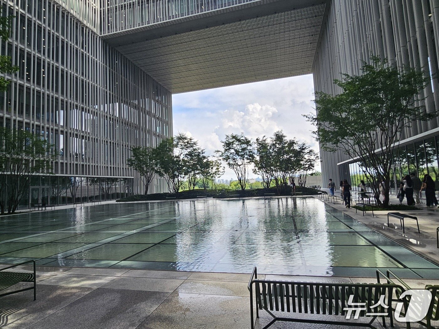 본문 이미지 - 아모레퍼시픽 내부 5층 중앙정원 수공간 모습.ⓒ 뉴스1/김진희 기자.