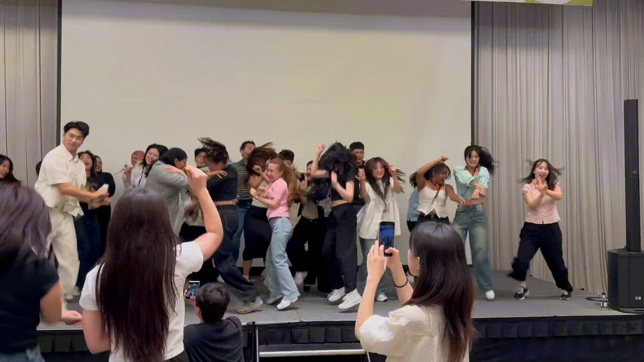 본문 이미지 - 26일 저녁 외국인을 대상으로 한 &#39;2025 K-브랜드 글로벌 캠프&#39; 레크리에이션 프로그램에서 참가자들이 가수 싸이의 &#39;강남스타일&#39;에 맞춰 춤추고 있다./뉴스1 ⓒ News1 이강 기자