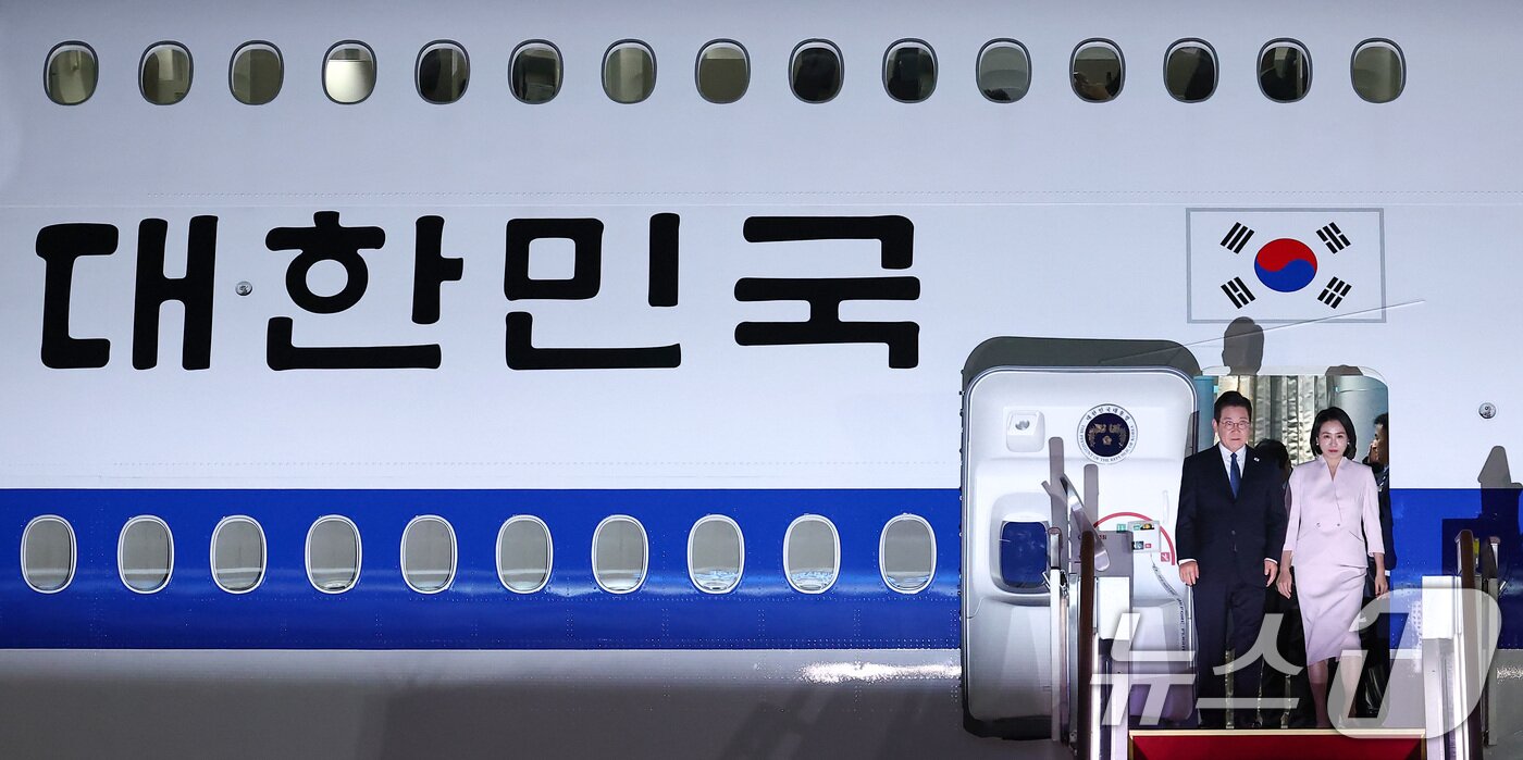 본문 이미지 - &#39;3박 6일&#39; 일본·미국 순방 일정을 마친 이재명 대통령과 김혜경 여사가 28일 새벽 경기도 성남 서울공항을 통해 귀국하고 있다. 2025.8.28/뉴스1 ⓒ News1 김성진 기자