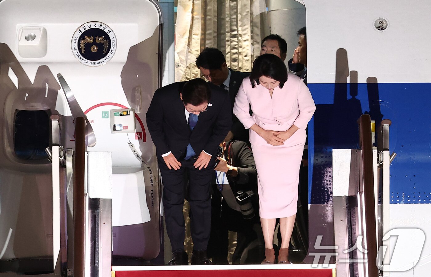 본문 이미지 - &#39;3박 6일&#39; 일본·미국 순방 일정을 마친 이재명 대통령과 김혜경 여사가 28일 새벽 경기도 성남 서울공항을 통해 귀국해 인사하고 있다. 2025.8.28/뉴스1 ⓒ News1 김성진 기자