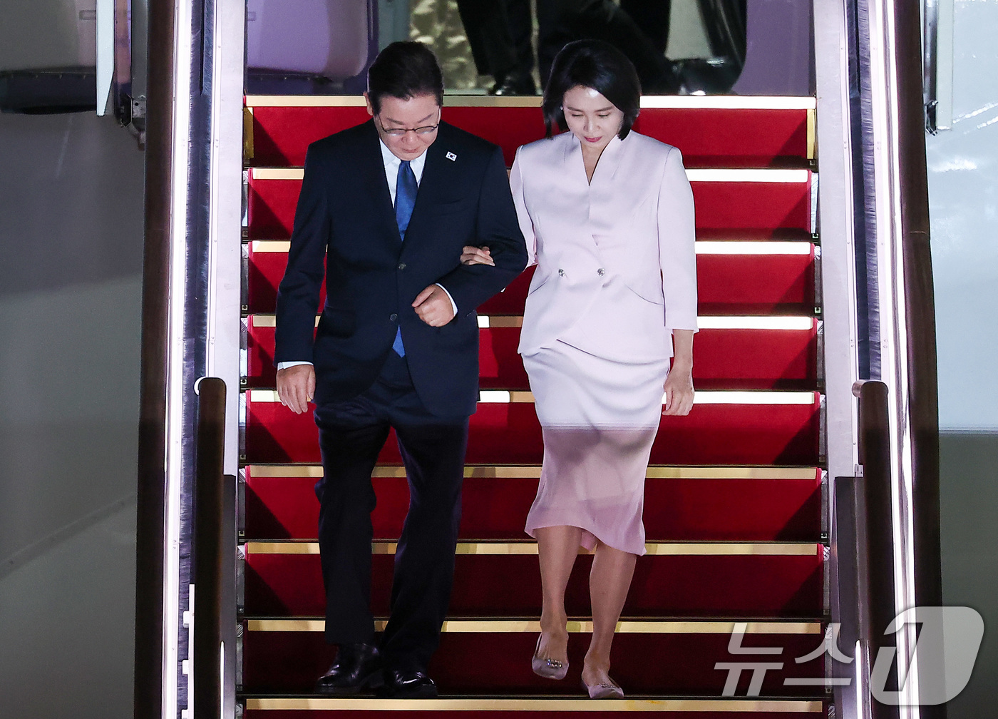 (성남=뉴스1) 김성진 기자 = '3박 6일' 일본·미국 순방 일정을 마친 이재명 대통령과 김혜경 여사가 28일 새벽 경기도 성남 서울공항을 통해 귀국하고 있다. 2025.8.28 …