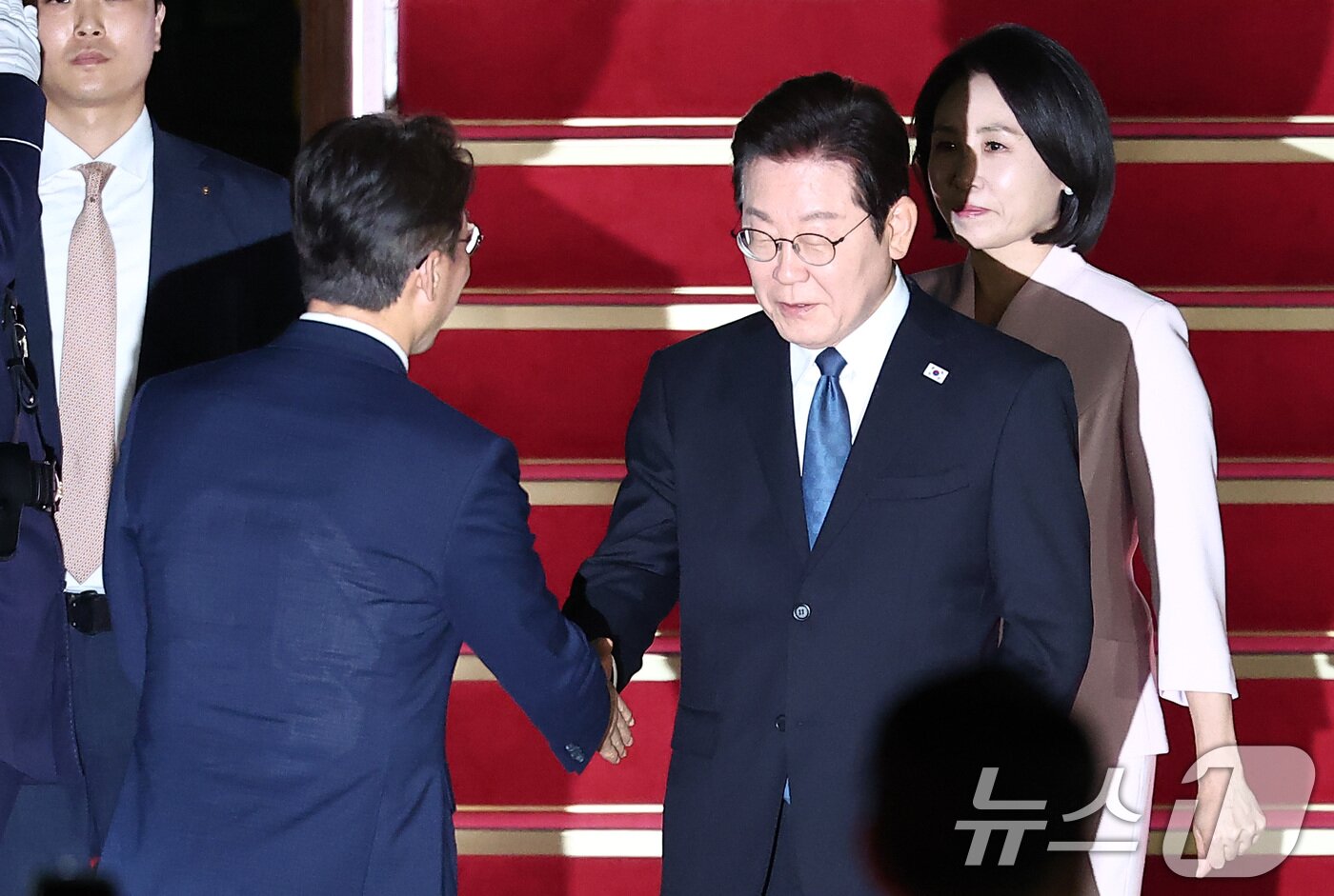 본문 이미지 - &#39;3박 6일&#39; 일본·미국 순방 일정을 마친 이재명 대통령과 김혜경 여사가 28일 새벽 경기도 성남 서울공항을 통해 귀국해 김민석 국무총리와 인사하고 있다. 2025.8.28/뉴스1 ⓒ News1 김성진 기자