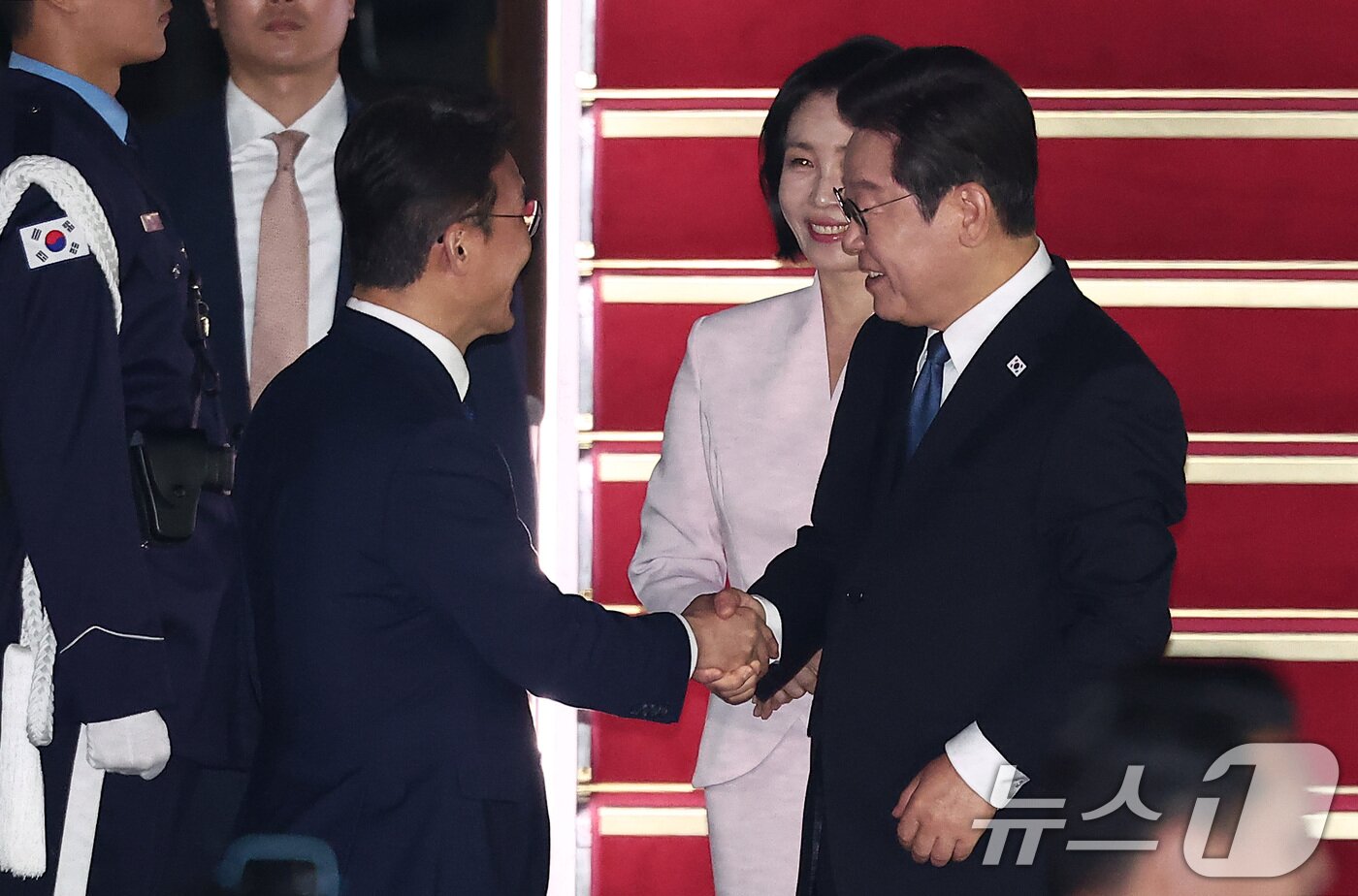 본문 이미지 - &#39;3박 6일&#39; 일본·미국 순방 일정을 마친 이재명 대통령과 김혜경 여사가 28일 새벽 경기도 성남 서울공항을 통해 귀국해 김민석 국무총리와 인사하고 있다. 2025.8.28/뉴스1 ⓒ News1 김성진 기자