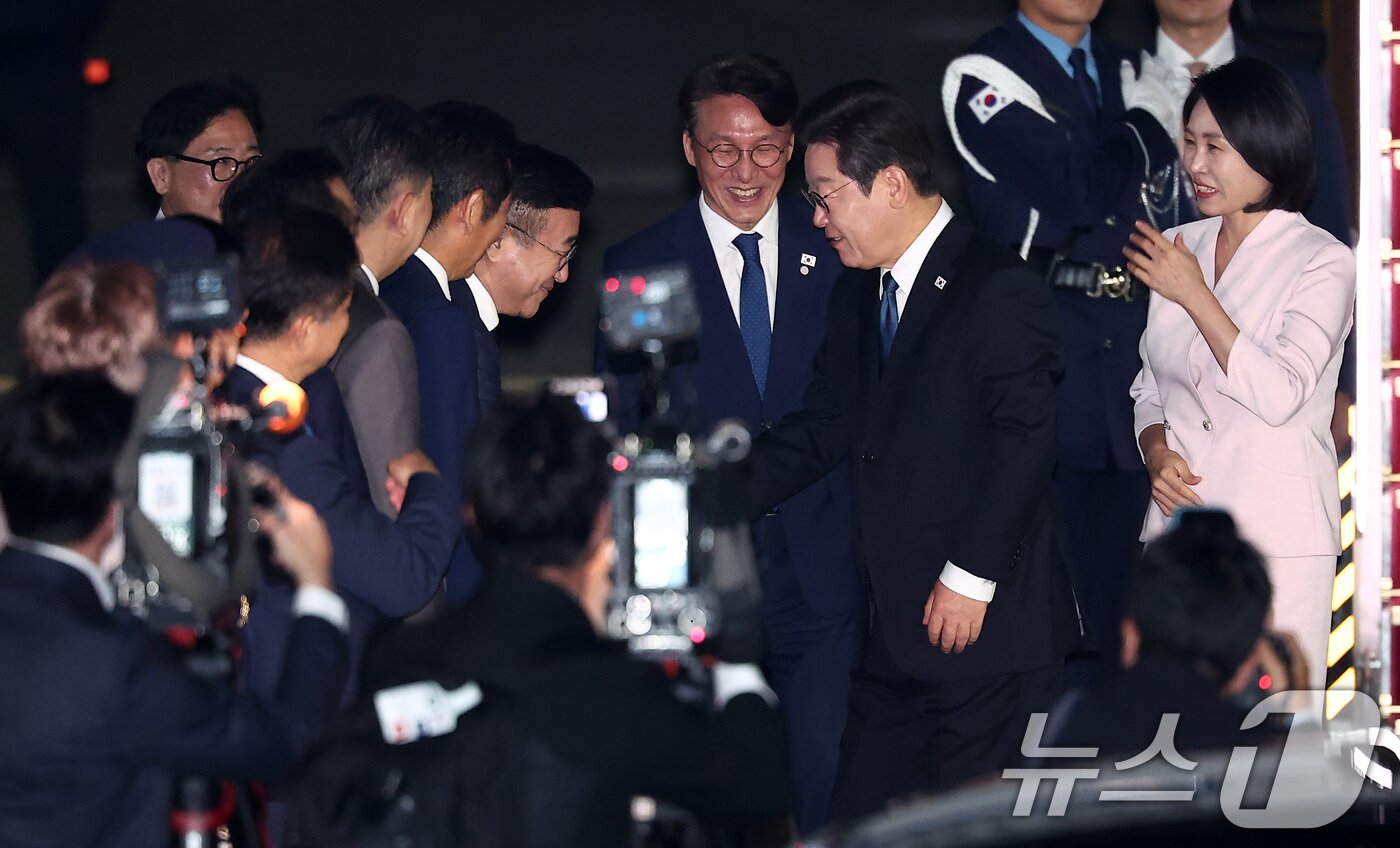 본문 이미지 - &#39;3박 6일&#39; 일본·미국 순방 일정을 마친 이재명 대통령과 김혜경 여사가 28일 새벽 경기도 성남 서울공항을 통해 귀국해 윤호중 행정안전부 장관과 인사하고 있다. 2025.8.28/뉴스1 ⓒ News1 김성진 기자