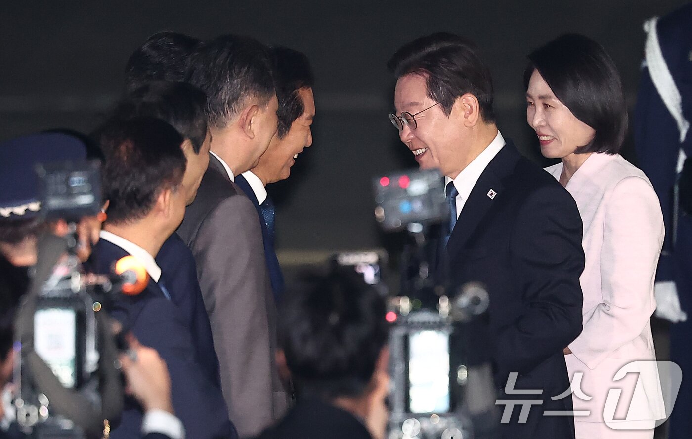 본문 이미지 - &#39;3박 6일&#39; 일본·미국 순방 일정을 마친 이재명 대통령과 김혜경 여사가 28일 새벽 경기도 성남 서울공항을 통해 귀국해 정청래 더불어민주당 대표와 인사하고 있다. 2025.8.28/뉴스1 ⓒ News1 김성진 기자