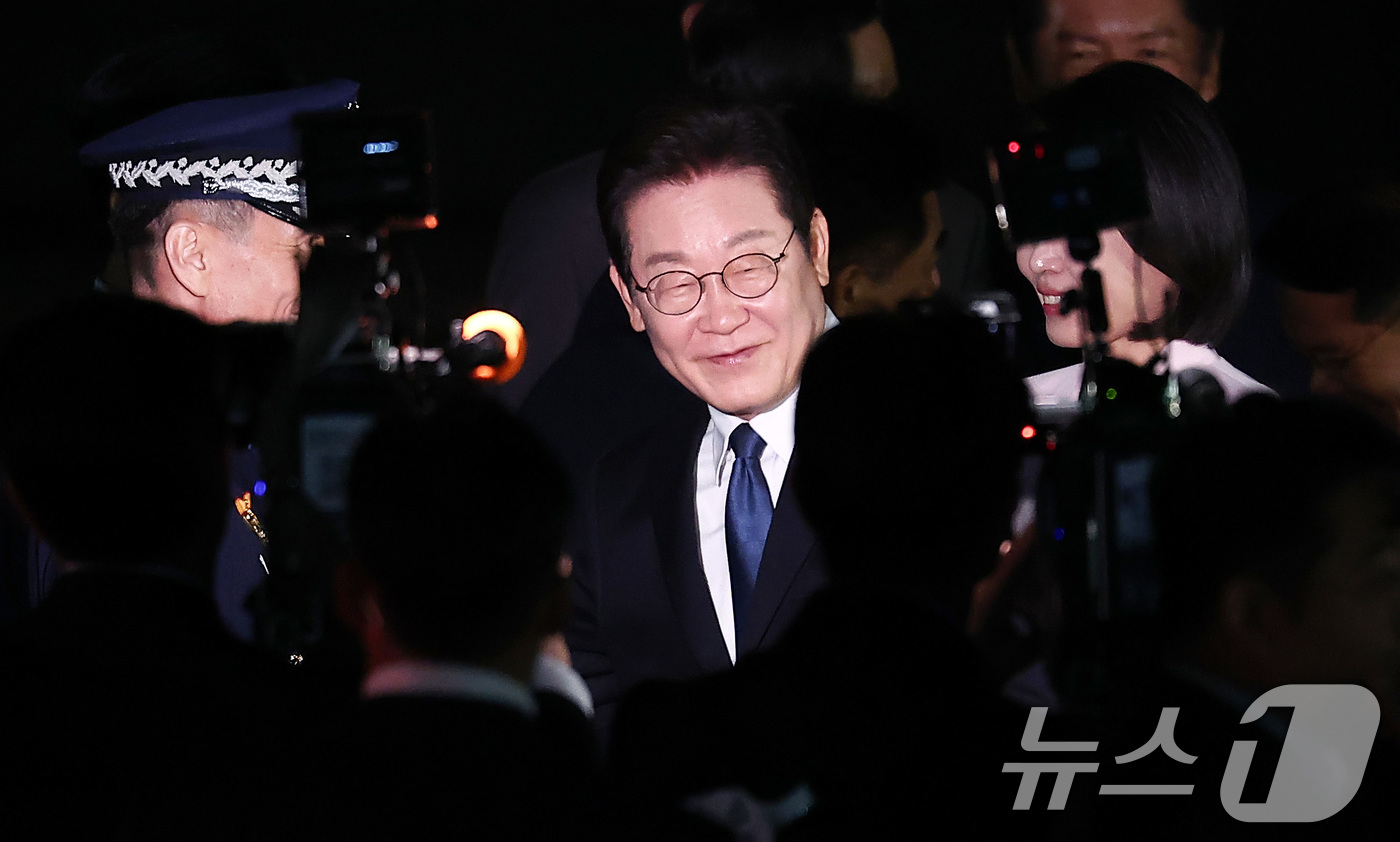 (성남=뉴스1) 김성진 기자 = '3박 6일' 일본·미국 순방 일정을 마친 이재명 대통령이 28일 새벽 경기도 성남 서울공항을 통해 귀국하고 있다. 2025.8.28/뉴스1