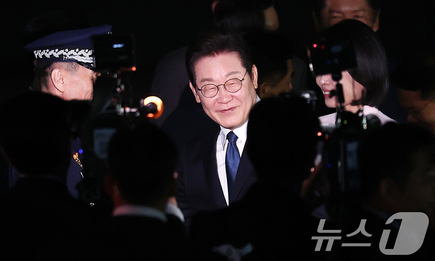 본문 이미지 - &#39;3박 6일&#39; 일본·미국 순방 일정을 마친 이재명 대통령이 28일 새벽 경기도 성남 서울공항을 통해 귀국하고 있다. 2025.8.28/뉴스1 ⓒ News1 김성진 기자