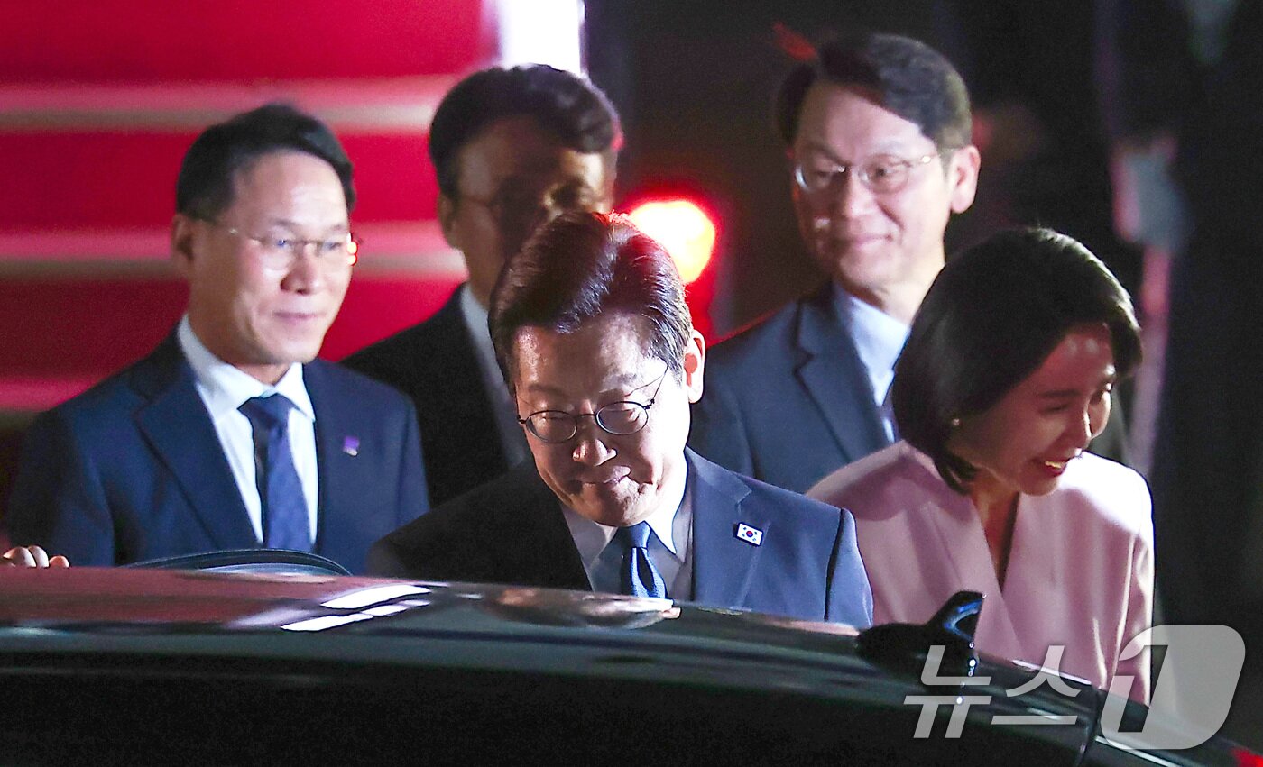 본문 이미지 - &#39;3박 6일&#39; 일본·미국 순방 일정을 마친 이재명 대통령과 김혜경 여사가 28일 새벽 경기도 성남 서울공항을 통해 귀국하고 있다. 2025.8.28/뉴스1 ⓒ News1 김성진 기자
