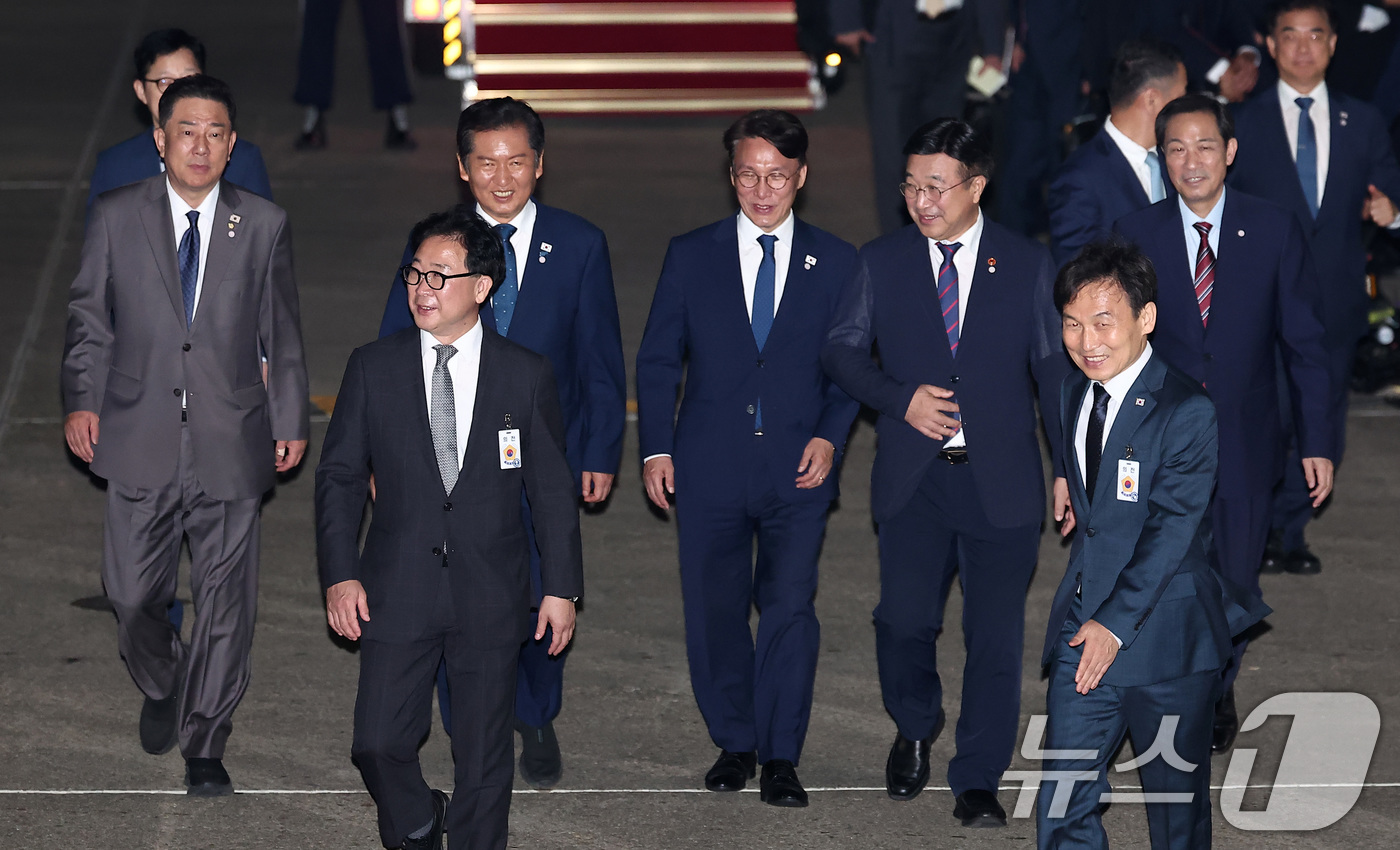 (성남=뉴스1) 김성진 기자 = 김병기 더불어민주당 원내대표(왼쪽부터), 정청래 더불어민주당 대표, 김민석 국무총리, 윤호중 행정안전부 장관, 우상호 대통령실 정무수석이 28일 새 …