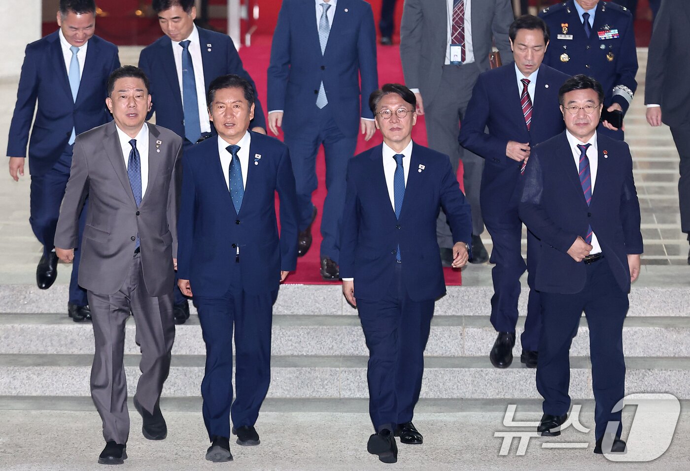 본문 이미지 - 김병기 더불어민주당 원내대표&#40;왼쪽부터&#41;, 정청래 더불어민주당 대표, 김민석 국무총리, 윤호중 행정안전부 장관 등 관계자들이 지난 28일 새벽 경기도 성남 서울공항에서 &#39;3박 6일&#39; 일본·미국 순방 일정을 마치고 귀국하는 이재명 대통령과 김혜경 여사를 마중하기 위해 발걸음을 옮기고 있다. 2025.8.28/뉴스1 ⓒ News1 김성진 기자