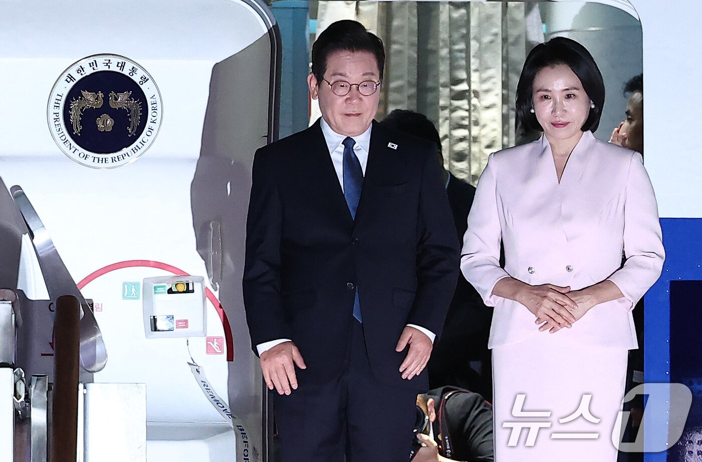 본문 이미지 - &#39;3박 6일&#39; 일본·미국 순방 일정을 마친 이재명 대통령과 김혜경 여사가 28일 새벽 경기도 성남 서울공항을 통해 귀국해 인사하고 있다. 2025.8.28/뉴스1 ⓒ News1 김성진 기자