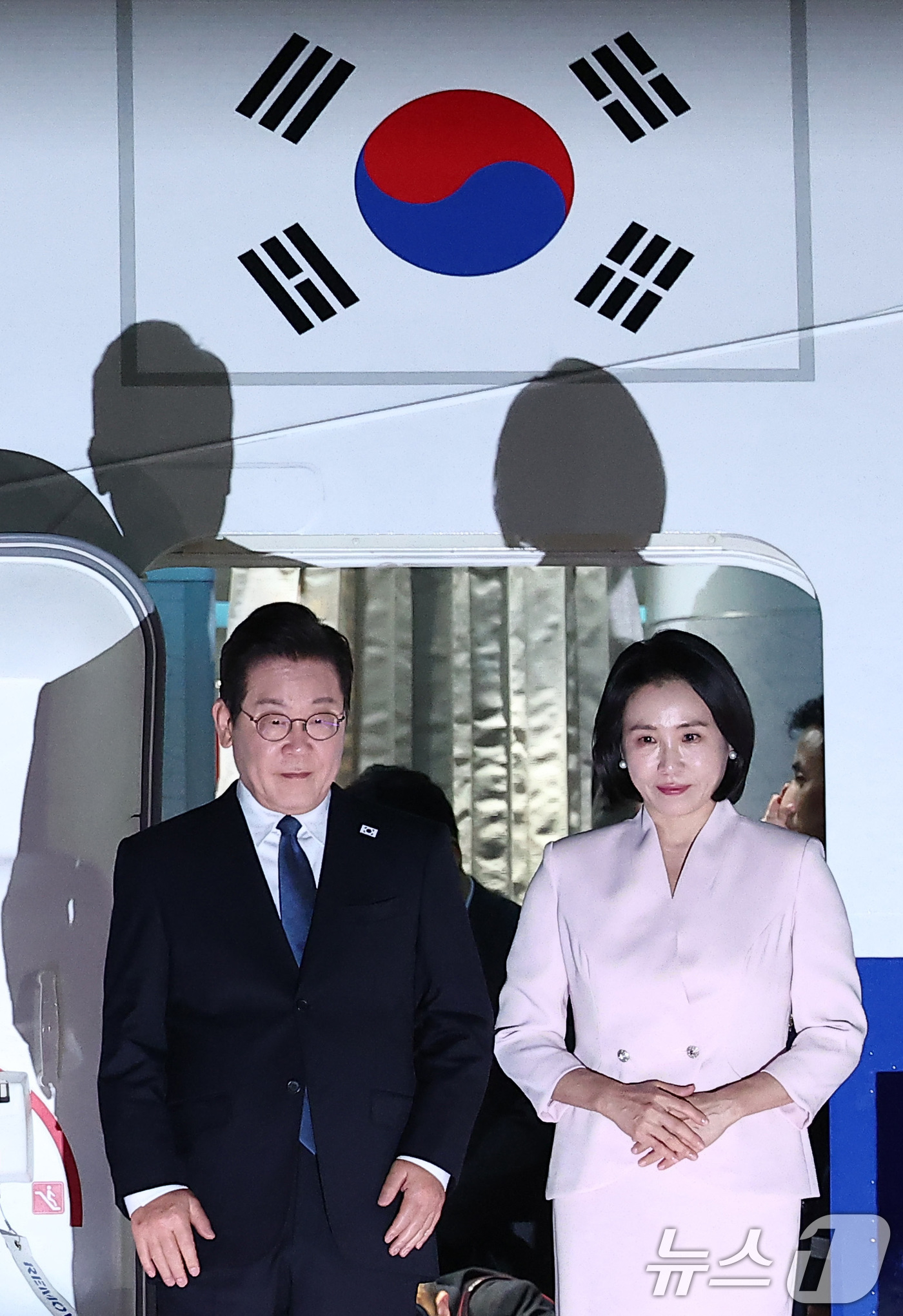 (성남=뉴스1) 김성진 기자 = '3박 6일' 일본·미국 순방 일정을 마친 이재명 대통령과 김혜경 여사가 28일 새벽 경기도 성남 서울공항을 통해 귀국해 인사하고 있다. 2025. …