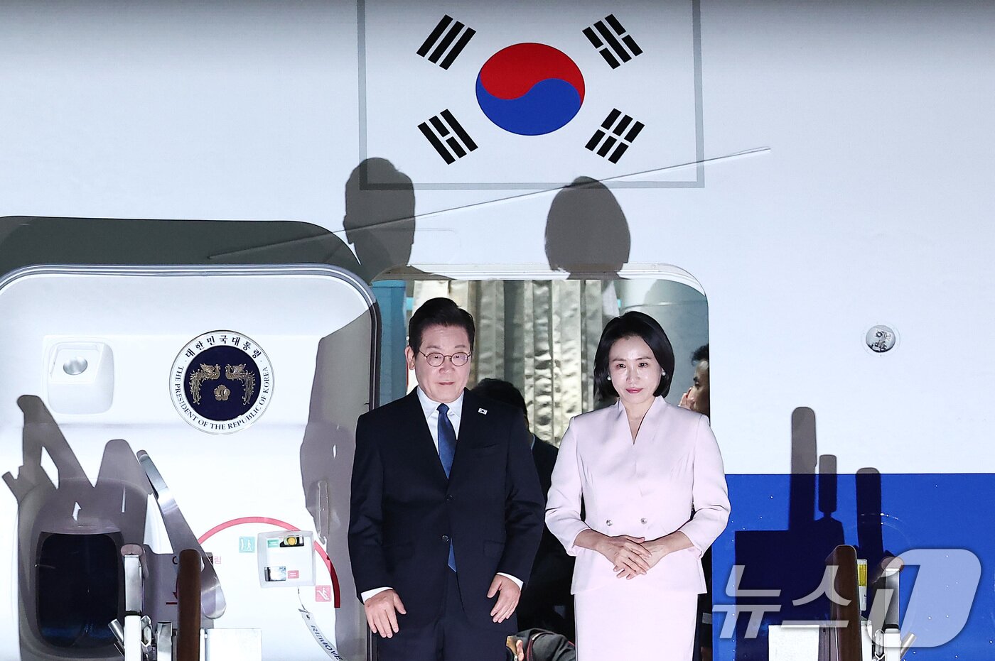 본문 이미지 - &#39;3박 6일&#39; 일본·미국 순방 일정을 마친 이재명 대통령과 김혜경 여사가 28일 새벽 경기도 성남 서울공항을 통해 귀국해 인사하고 있다. 2025.8.28/뉴스1 ⓒ News1 김성진 기자