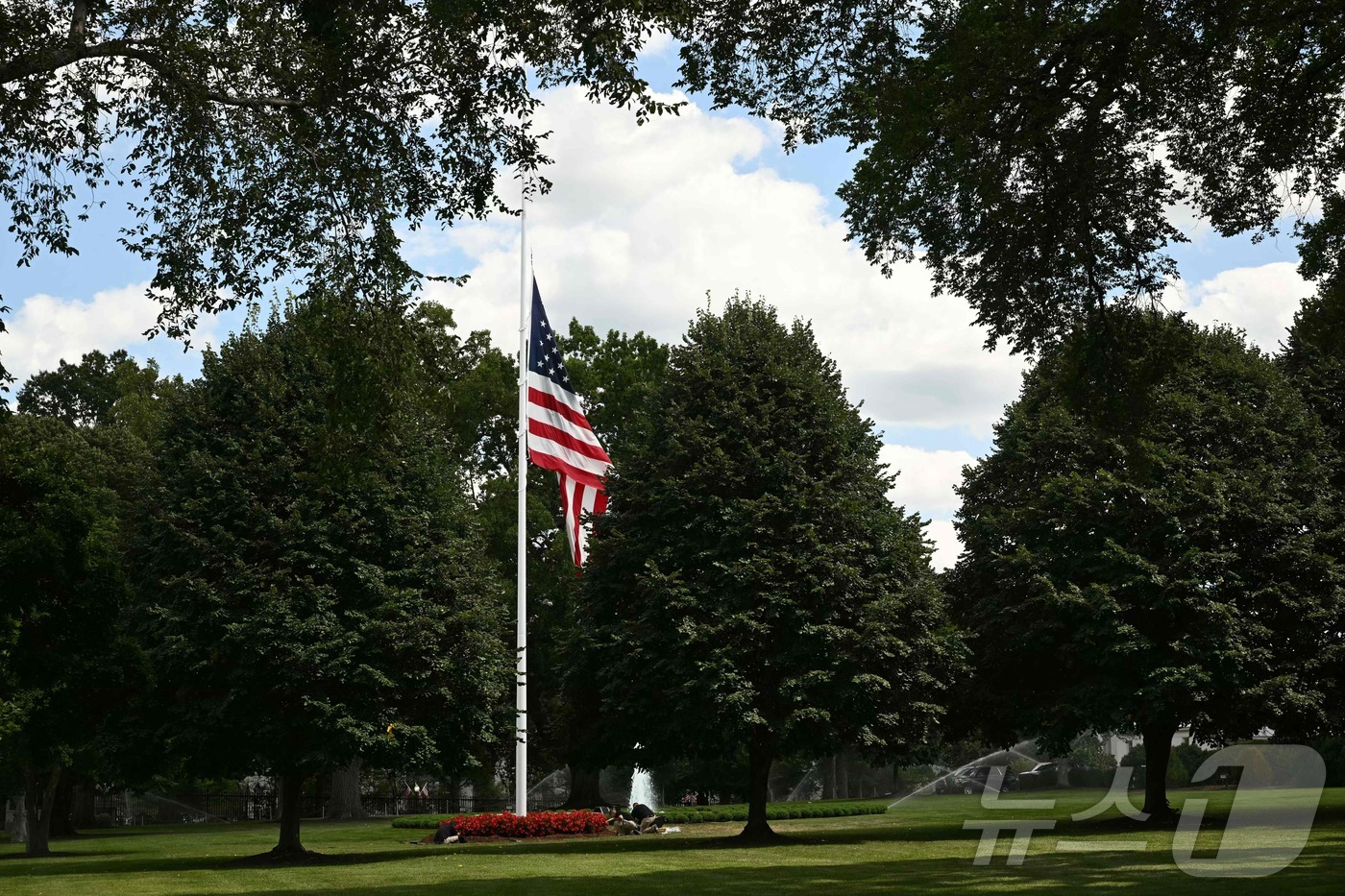 (워싱턴DC AFP=뉴스1) 류정민 특파원 = 27일(현지시간) 미국 워싱턴DC에서 백악관에서 반기로 게양한 미국 국기. 도널드 트럼프 미국 대통령은 이날 미네소타주 미니애폴리스 …