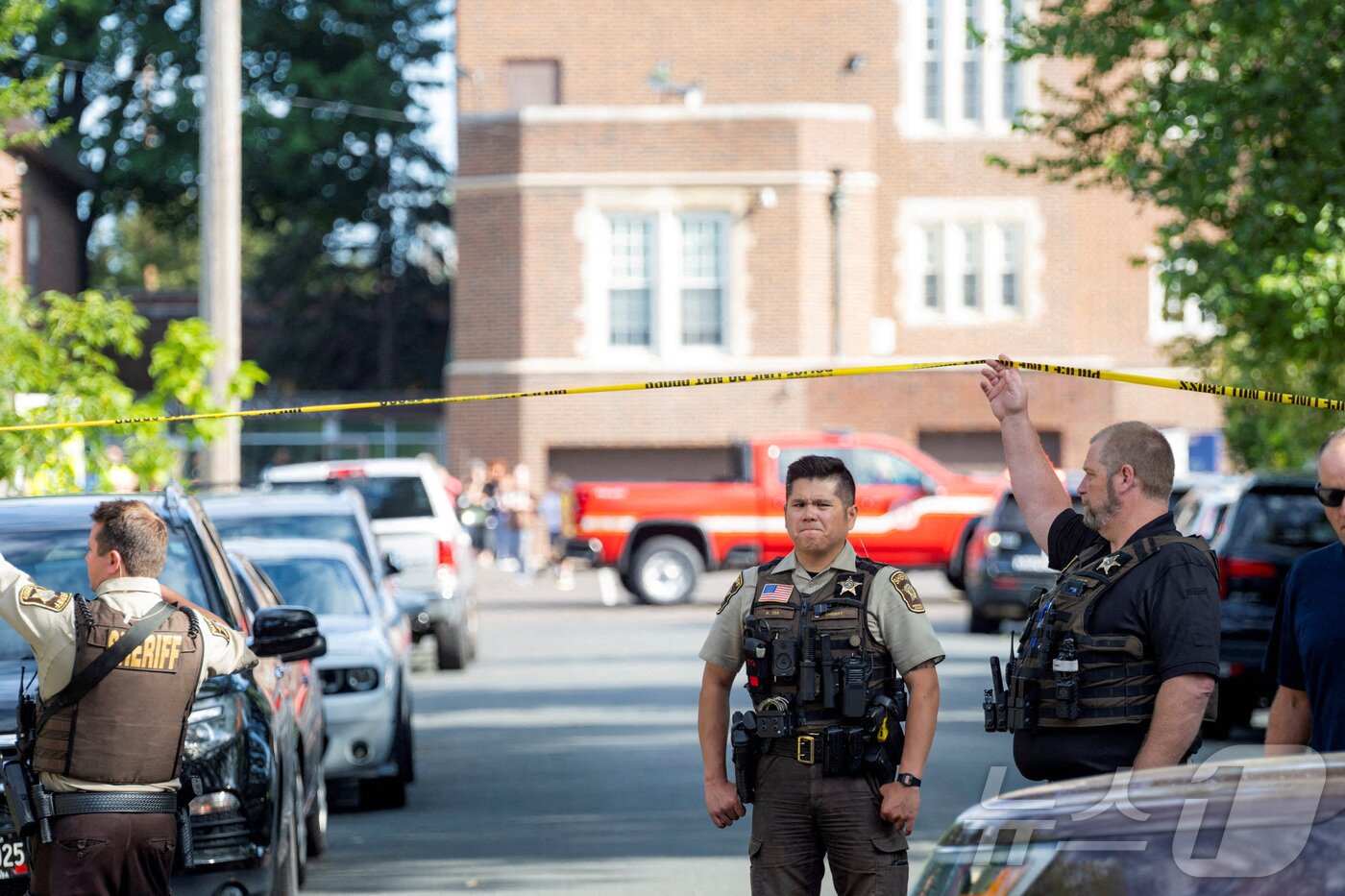 본문 이미지 - 27일(현지시간) 미국 미네소타주 미니애폴리스에서 발생한 성당 총격 사건. 이 성당은 초등학교도 부설로 함께 운영하고 있어 미사중인 어린이들이 사망했다. 2025.08.27.ⓒ 로이터=뉴스1