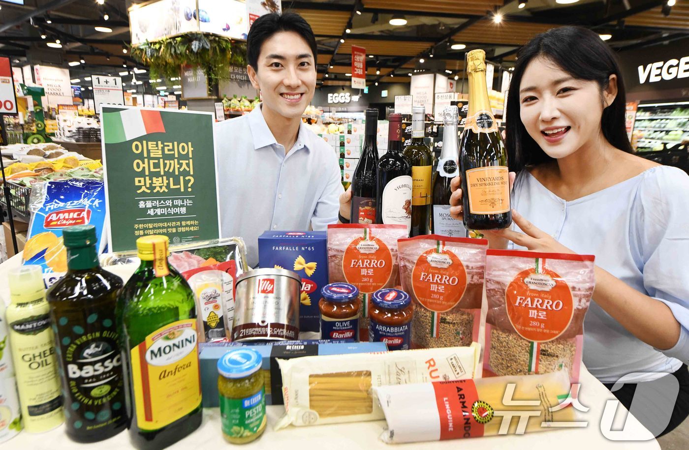 (서울=뉴스1) = 28일 서울 등촌동 ‘홈플러스 메가 푸드 마켓 라이브’ 강서점에서 모델들이 세계미식여행 3탄 ‘이탈리아, 어디까지 맛봤니?’ 행사를 소개하고 있다.홈플러스는 주 …