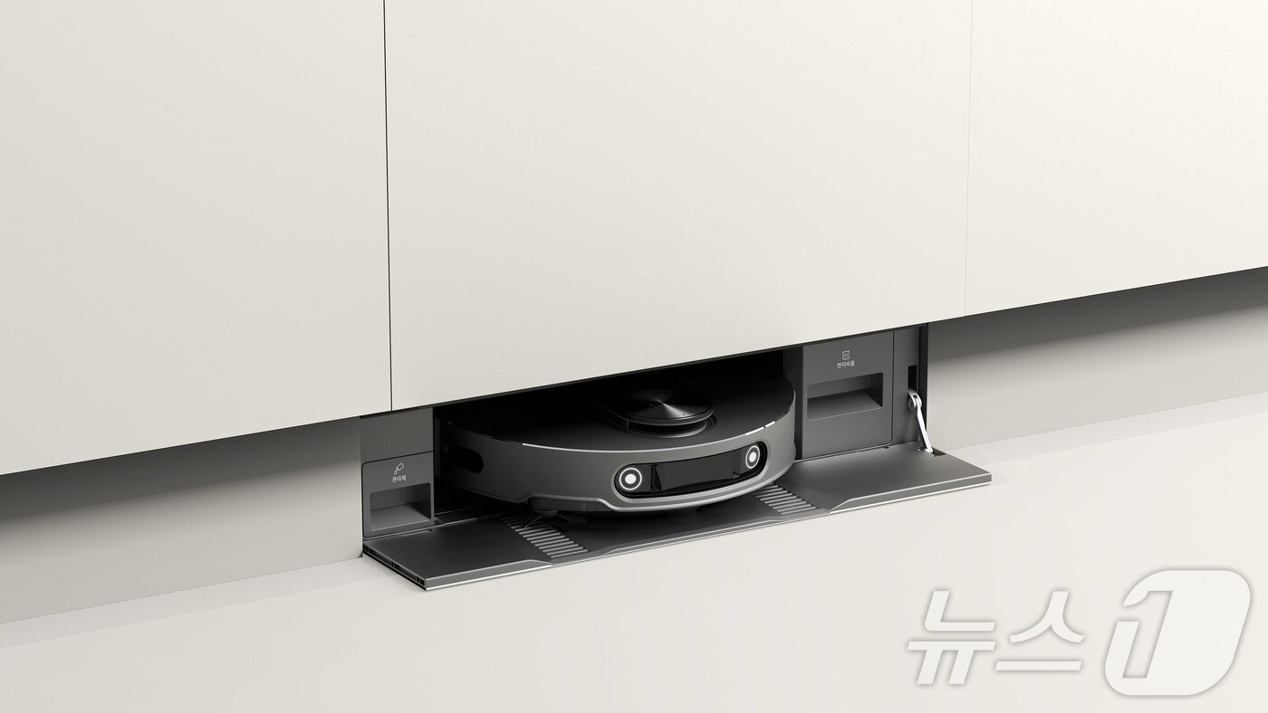 본문 이미지 - LG전자가 사용할 때만 모습을 보이는 빌트인 디자인과 본체와 스테이션 모두에 강력한 스팀 기능을 장착한 로봇청소기 신제품을 내달 5일 유럽 최대 가전 전시회 IFA 2025에서 선보인다고 28일 밝혔다. 사진은 싱크대 걸레받이 부분에 설치가 가능한 빌트인형 &#39;히든 스테이션&#39;의 모습. &#40;LG전자 제공. 재판매 및 DB금지&#41;