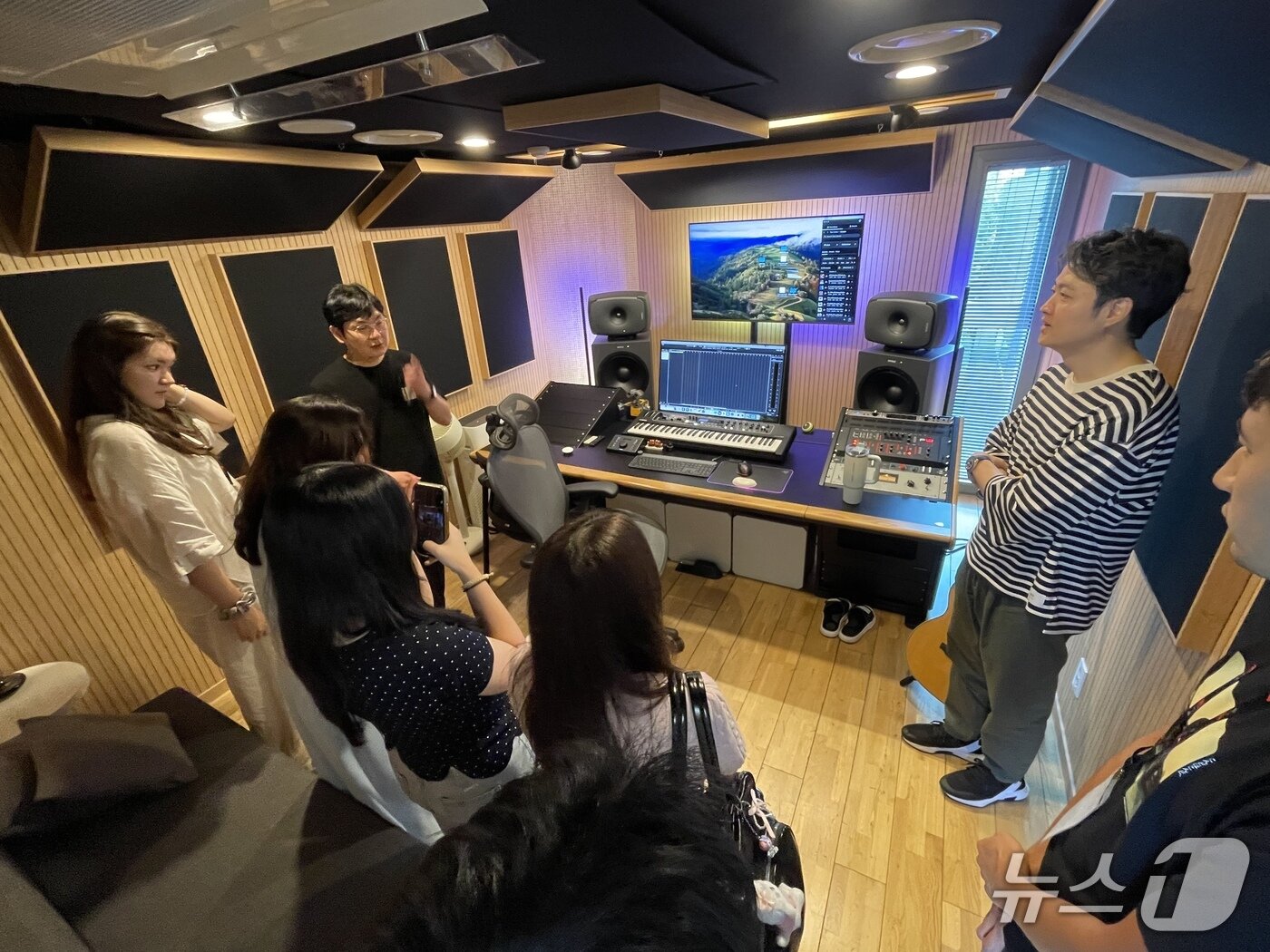 본문 이미지 - 27일 뉴스1이 외국인을 대상으로 개최한 &#39;K-브랜드 글로벌 캠프&#39;에서 FNC엔터테인먼트 청담 사옥에 있는 가수들의 개인 작업실을 방문했다./뉴스1 ⓒ News1 이강 기자