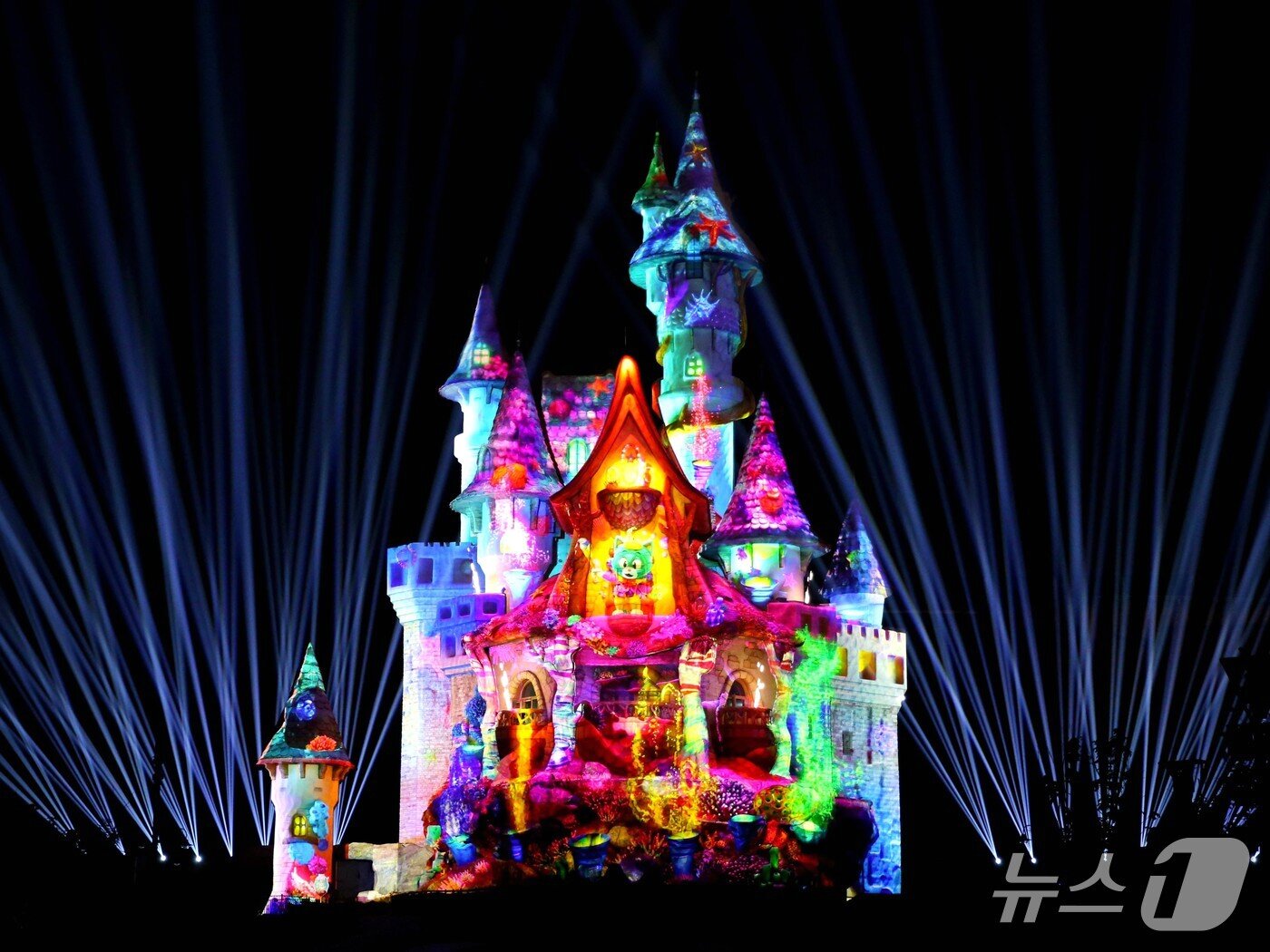 본문 이미지 - 화려한 글로리 라이츠(롯데월드 부산 제공)