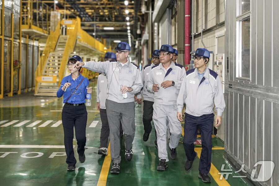 본문 이미지 - 헥터 비자레알 GM 한국사업장 사장(앞줄 좌측 두번째)과 아시프 카트리(Asif Khatri) GM 해외사업부문 생산 총괄 부사장(뒷줄 가운데), 김영식 창원공장 본부장(앞줄 우측 첫번째)이 27일 창원공장을 둘러보는 모습(GM 한국사업장 제공). 2025.08.27.