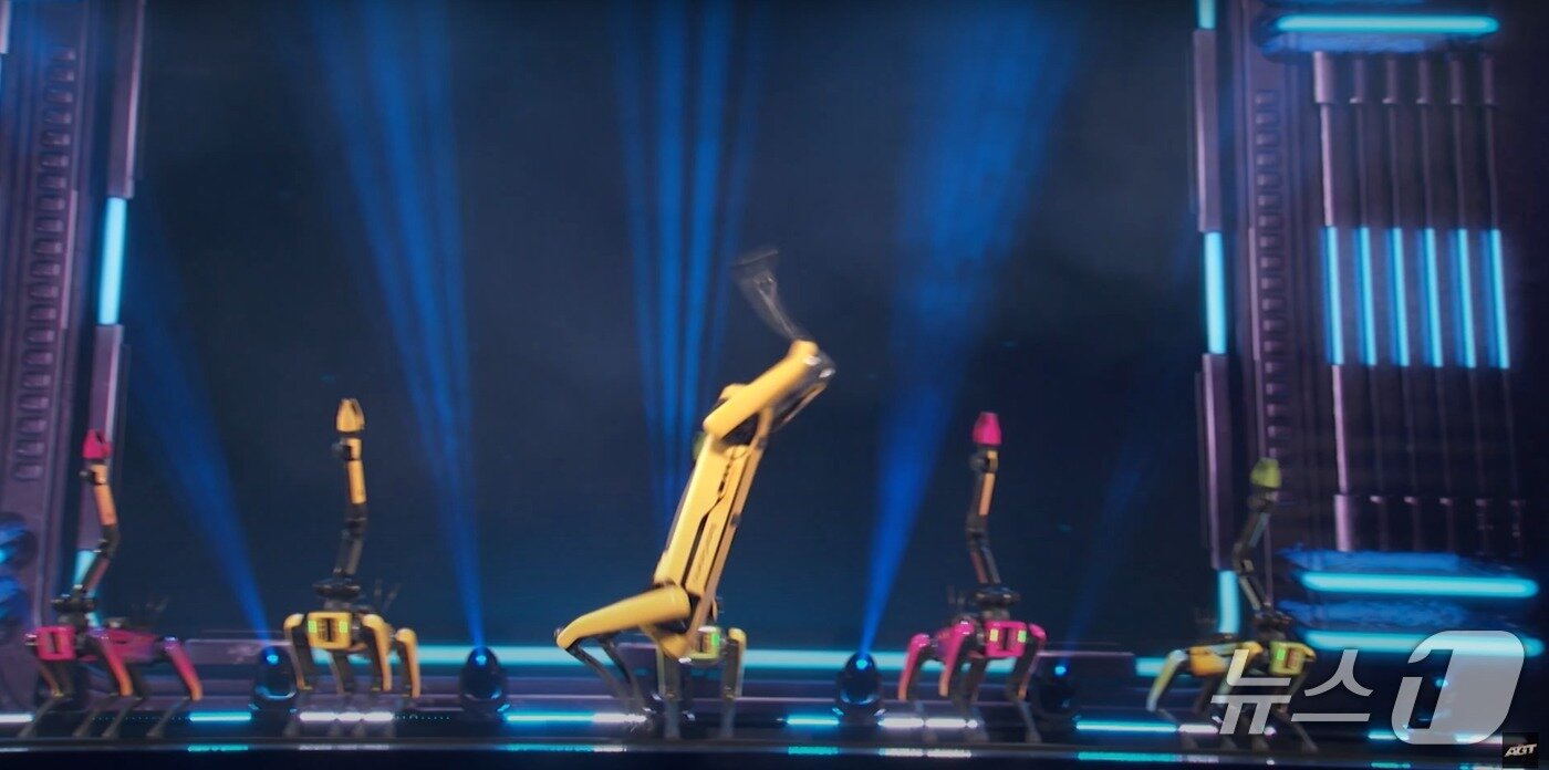 본문 이미지 -  26일 미국 TV쇼 ‘아메리카 갓 탤런트’ 생방송 무대에서 보스턴다이나믹스 스팟이 안무를 선보이고 있다. (America’s Got Talent 유튜브 채널)