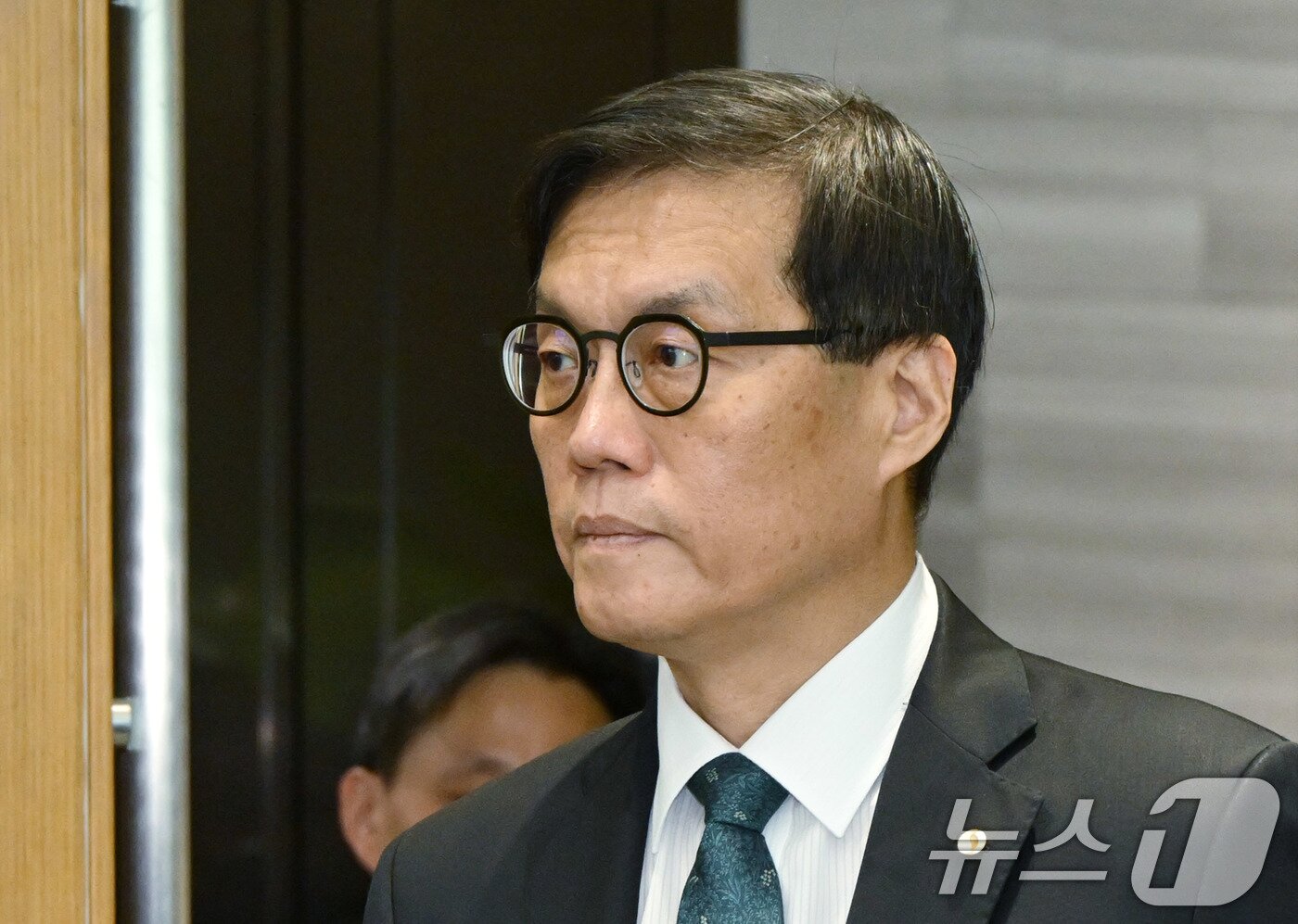 본문 이미지 - 이창용 한국은행 총재가 28일 서울 중구 한국은행에서 열린 금융통화위원회에서 입장하고 있다. 2025.8.28/뉴스1 ⓒ News1 사진공동취재단