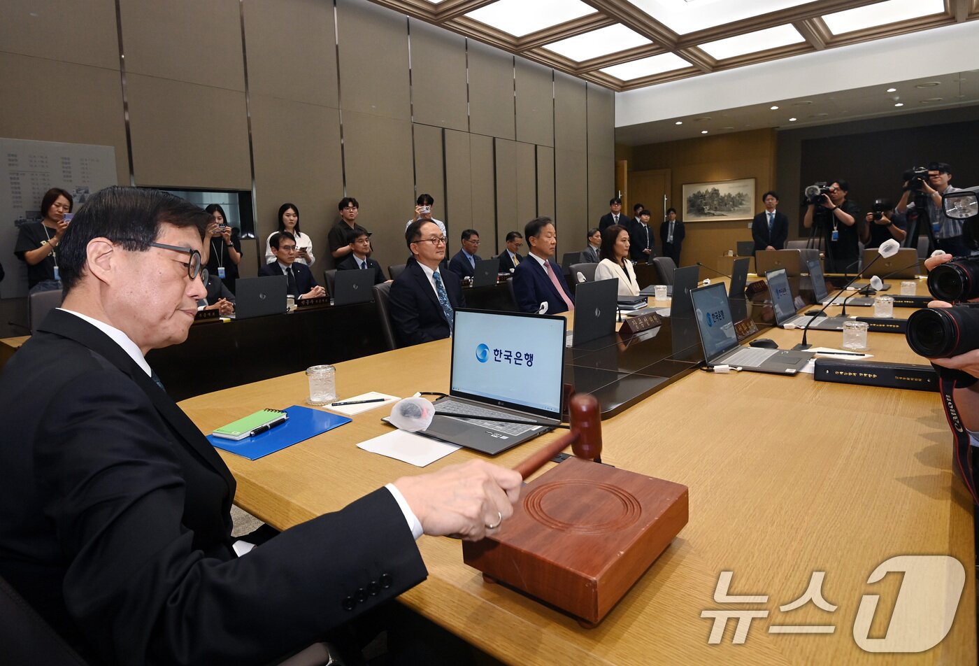 본문 이미지 - 이창용 한국은행 총재가 28일 오전 서울 중구 한국은행에서 열린 금융통화위원회에서 의사봉을 두드리고 있다. 2025.8.28/뉴스1 ⓒ News1 사진공동취재단