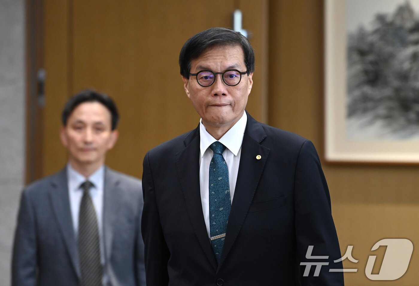 본문 이미지 - 이창용 한국은행 총재가 28일 오전 서울 중구 한국은행에서 열린 금융통화위원회에 입장하고 있다. 2025.8.28/뉴스1 ⓒ News1 사진공동취재단