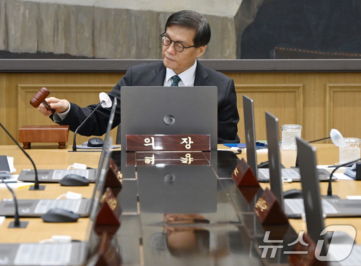 본문 이미지 - 이창용 한국은행 총재가 28일 서울 중구 한국은행에서 열린 금융통화위원회에서 의사봉을 두드리고 있다. 2025.8.28/뉴스1 ⓒ News1 사진공동취재단