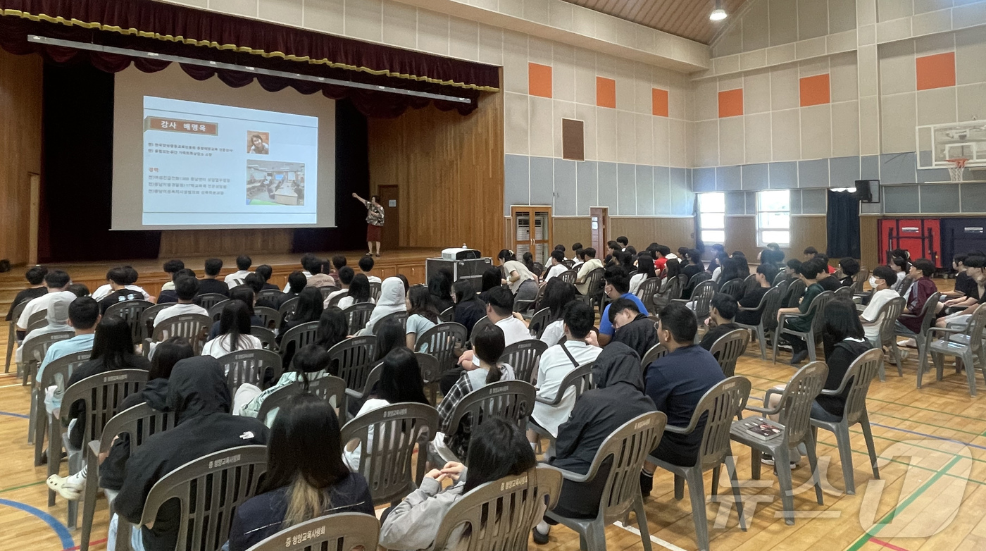 (청양=뉴스1) 이동원 기자 = 청양가정성통합상담센터는 청양군의 지원을 받아 추진하는 아동·청소년 대상 성폭력 예방교육 사업의 일환으로, 지난 27일 청양중학교 전 학년(1~3학년 …