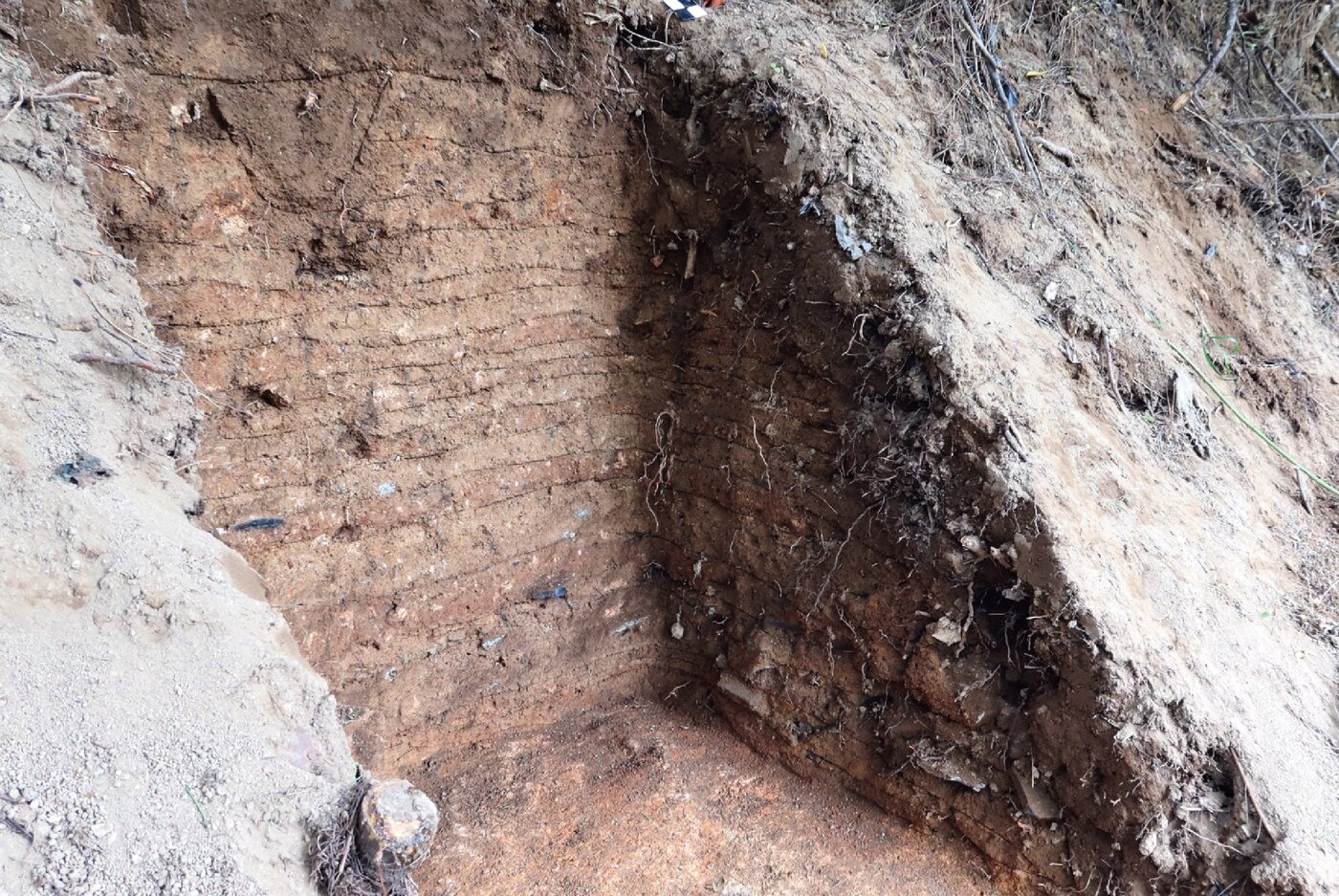 본문 이미지 - 흙을 켜켜이 쌓아 만든 성토층(국가유산청 제공)