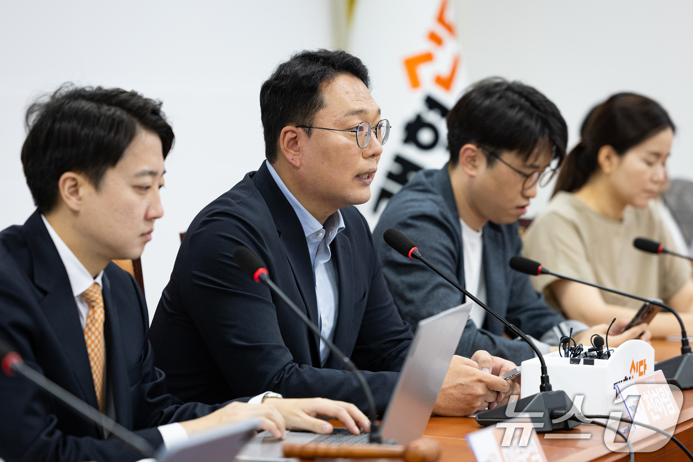 (서울=뉴스1) 유승관 기자 = 천하람 개혁신당 원내대표가 28일 서울 여의도 국회에서 열린 최고위원회의에서 모두 발언을 하고 있다. 2025.8.28/뉴스1