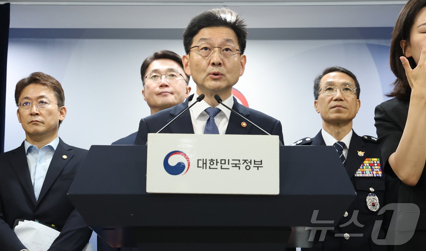 본문 이미지 - 윤창렬 국무조정실장이 28일 오전 서울 종로구 정부서울청사에서 보이스피싱 근절 종합대책 관계 부처 합동 브리핑을 하고 있다. 2025.8.28/뉴스1 ⓒ News1 임세영 기자