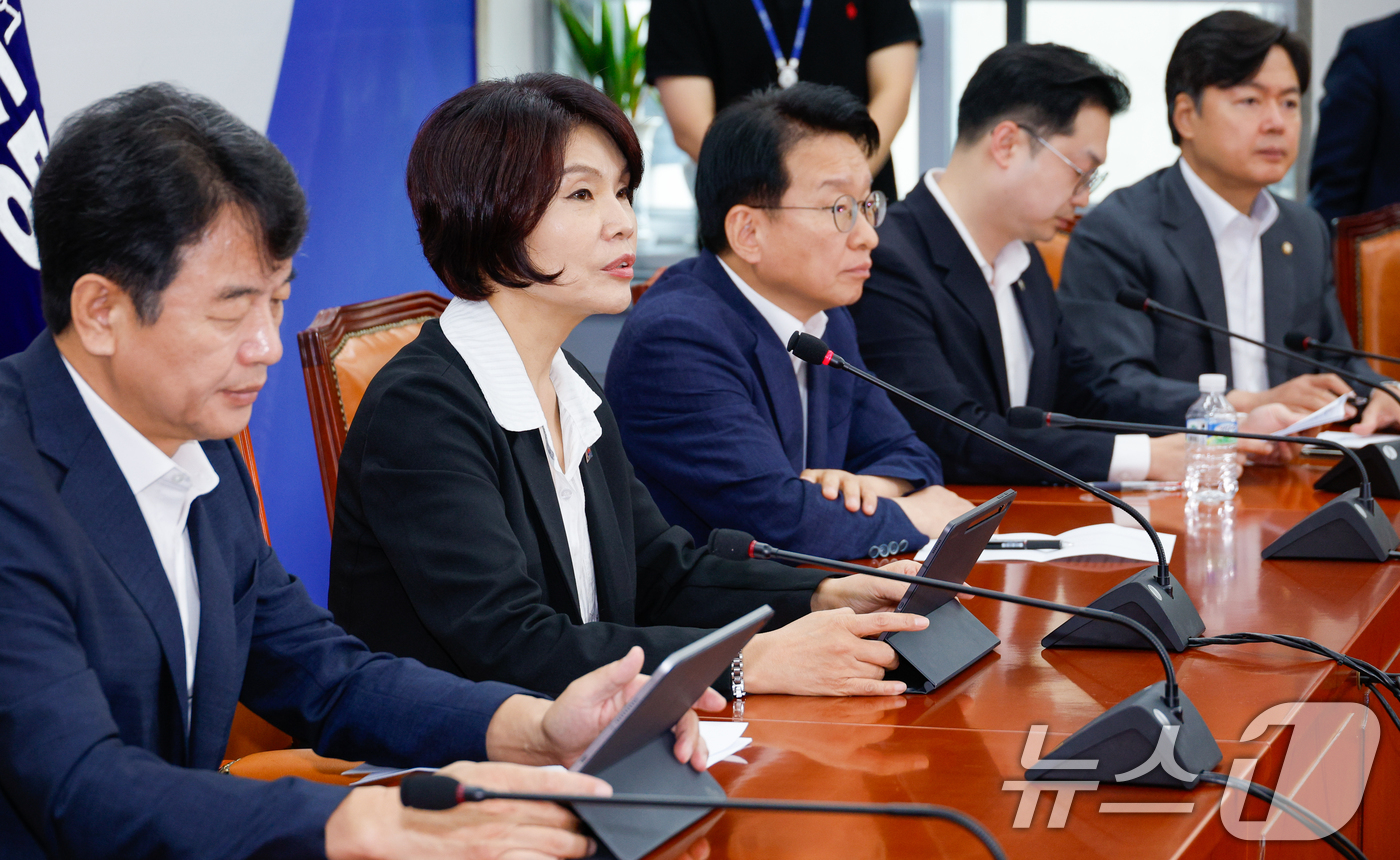 (서울=뉴스1) 안은나 기자 = 한정애 더불어민주당 정책위의장이 28일 오전 서울 여의도 국회에서 열린 정책조정회의에 참석해 모두 발언을 하고 있다. 2025.8.28/뉴스1