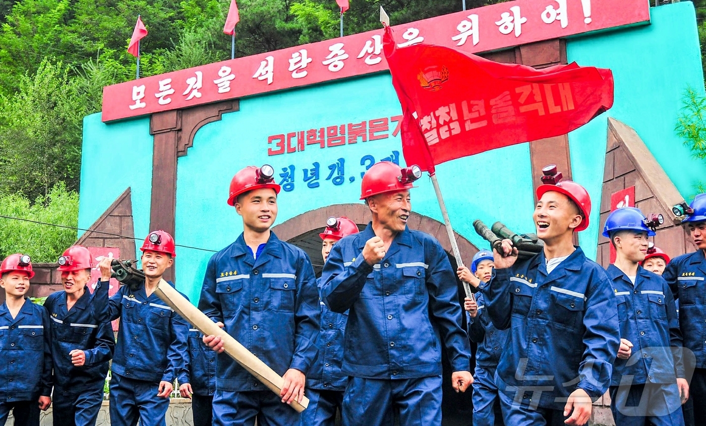 (평양 노동신문=뉴스1) = 북한 노동당 기관지 노동신문은 28일 "당 제8차대회 결정 관철의 성스러운 여정에 열혈 청춘들의 자욱 력력히 새겨져 있다"고 선전했다. [국내에서만 사 …