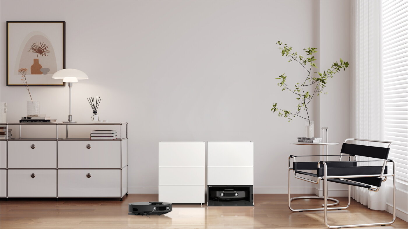 본문 이미지 - LG전자가 사용할 때만 모습을 보이는 빌트인 디자인과 본체와 스테이션 모두에 강력한 스팀 기능을 장착한 로봇청소기 신제품을 내달 5일 유럽 최대 가전 전시회 IFA 2025에서 선보인다. 프리스탠딩형 '오브제 스테이션'은 어느 공간에나 어울리는 테이블 디자인으로 침실, 거실 등 원하는 공간에 깔끔하게 설치해 조화로운 인테리어가 가능하다.(LG전자 제공)