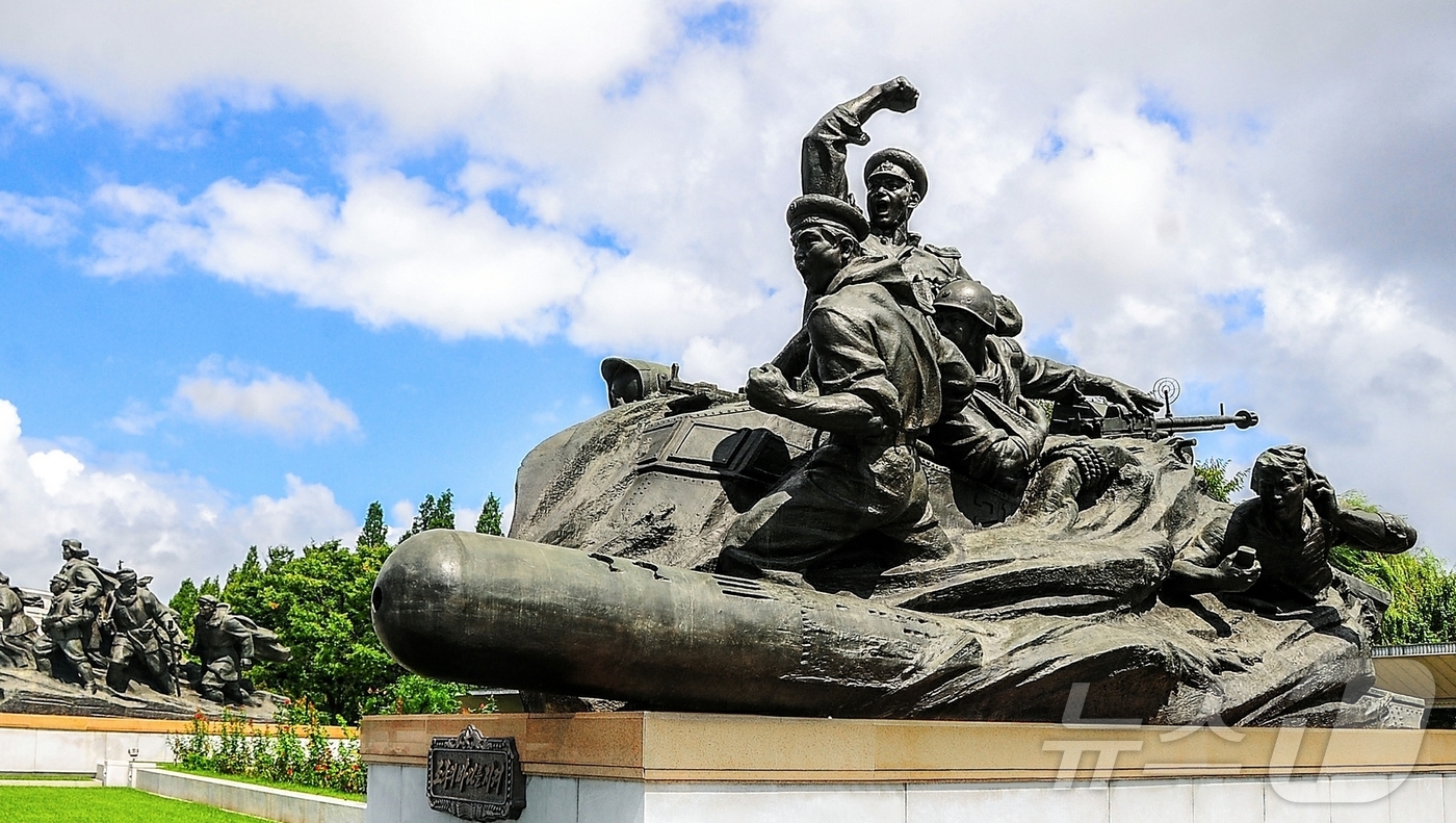 (평양 노동신문=뉴스1) = 북한 노동당 기관지 노동신문은 28일 해군절을 맞이한 주민들과 인민군 장병들은 "조선인민군 해군이 새겨온 충성과 애국의 항로를 경건한 마음으로 돌이켜보 …