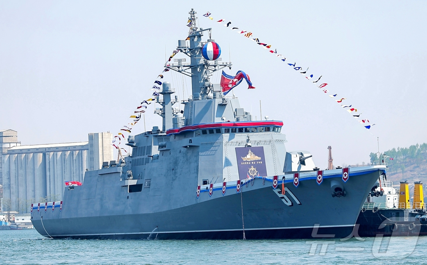 (평양 노동신문=뉴스1) = 북한 노동당 기관지 노동신문은 28일 해군절을 맞이한 주민들과 인민군 장병들은 "조선인민군 해군이 새겨온 충성과 애국의 항로를 경건한 마음으로 돌이켜보 …