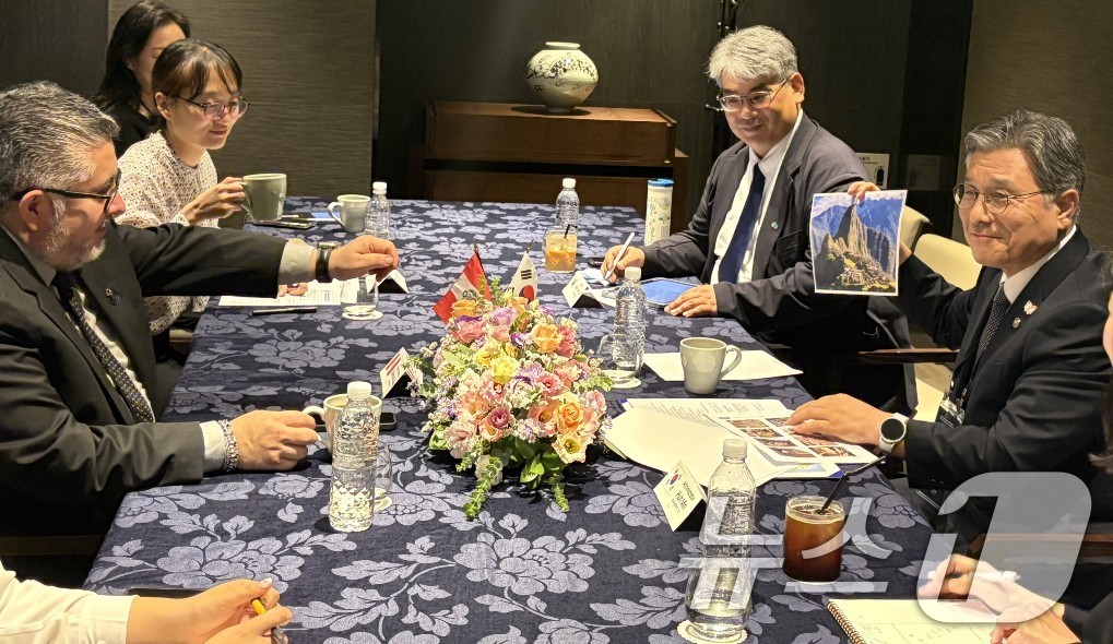 (서울=뉴스1) = 허민 국가유산청장(오른쪽)이 27일 오후 경주 라한호텔 회의실에서 파브리시오 발렌시아 페루 문화부 장관(왼쪽)과 만나 2026년 착수예정인 페루 마추픽추 국제개 …